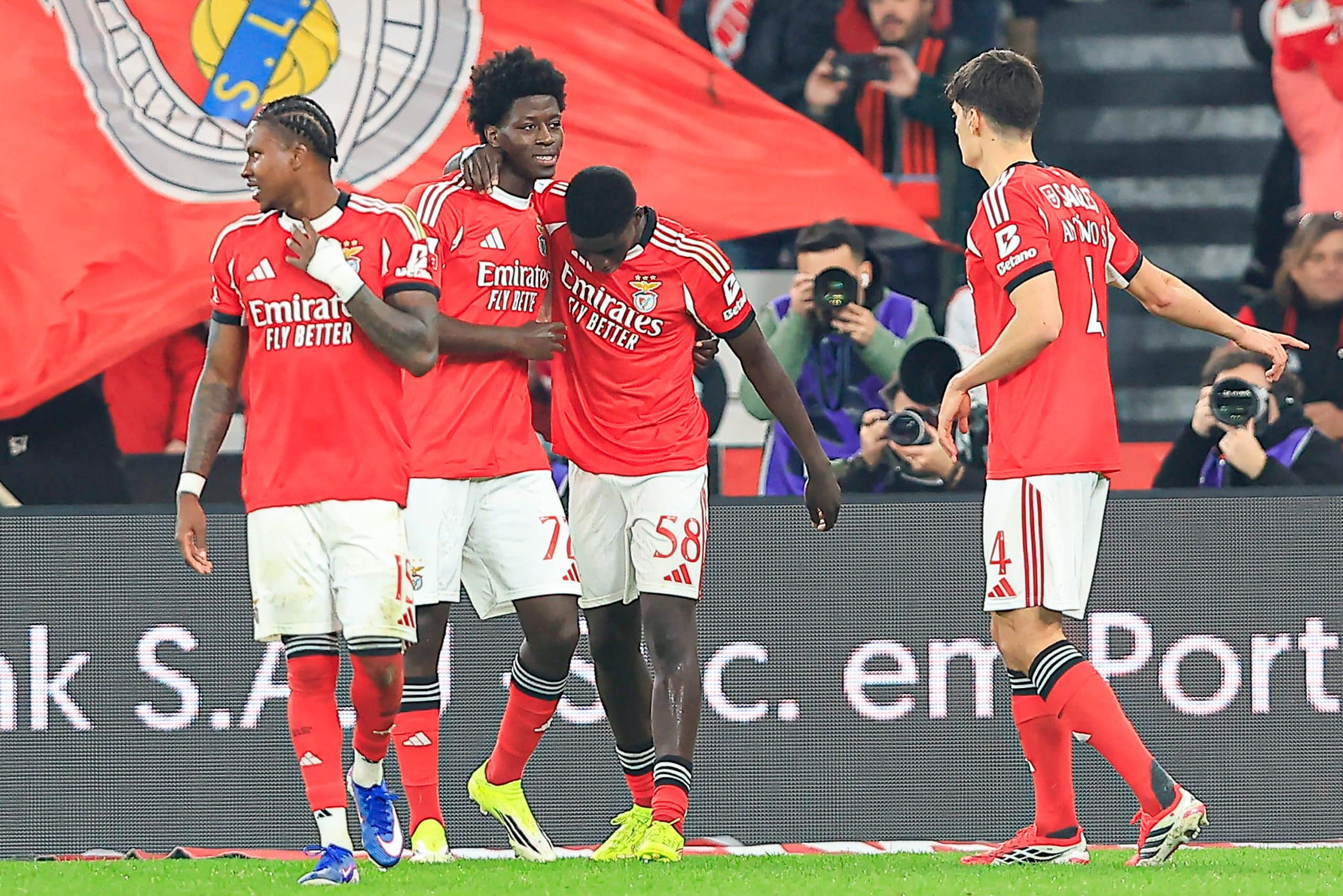 Anisio Cabral (2e à partir de la gauche) fêté par ses partenaires après son premier but chez les pros.