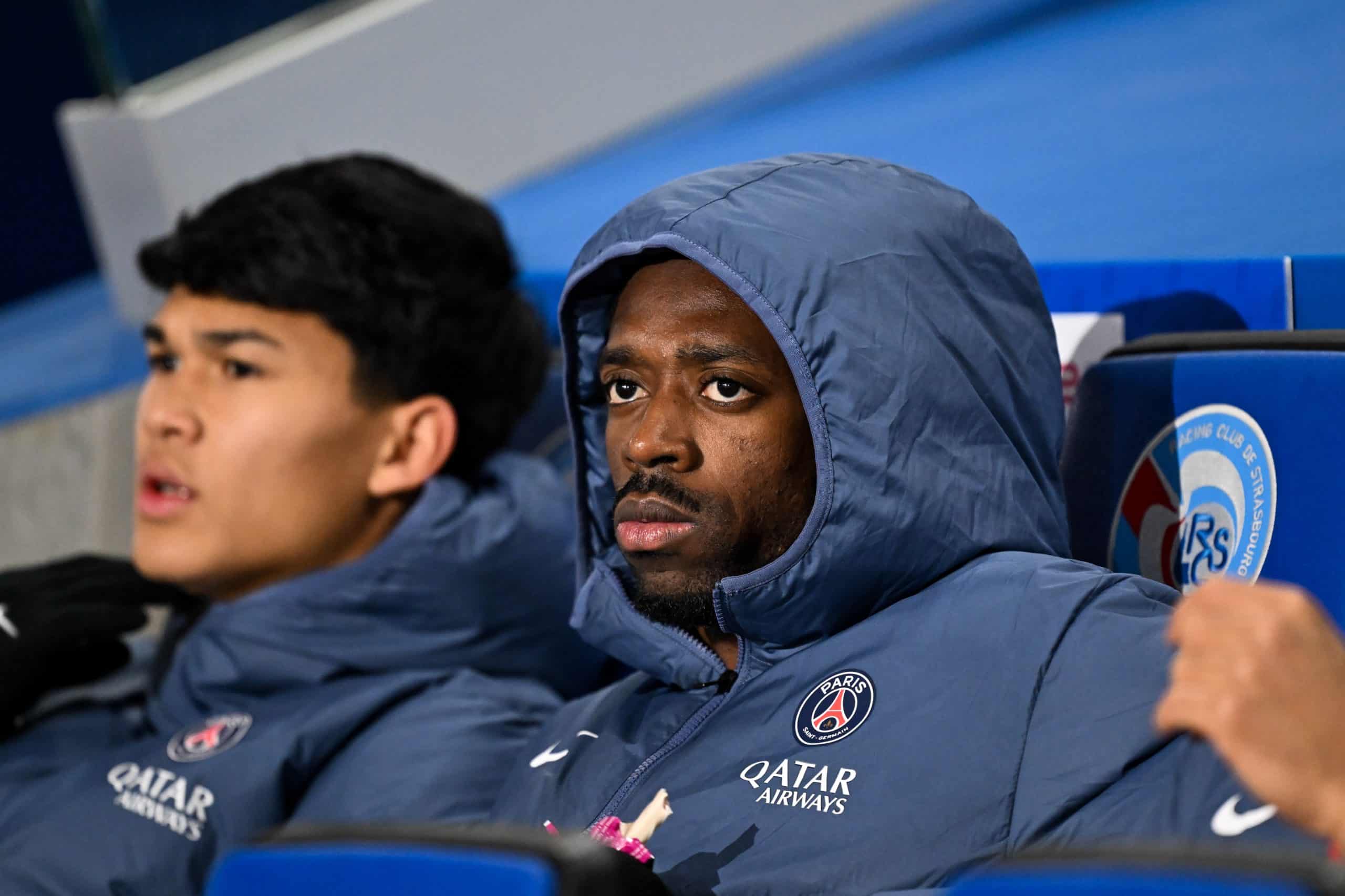 Ousmane Dembélé sur le banc des remplaçants lors du match du PSG à Strasbourg.