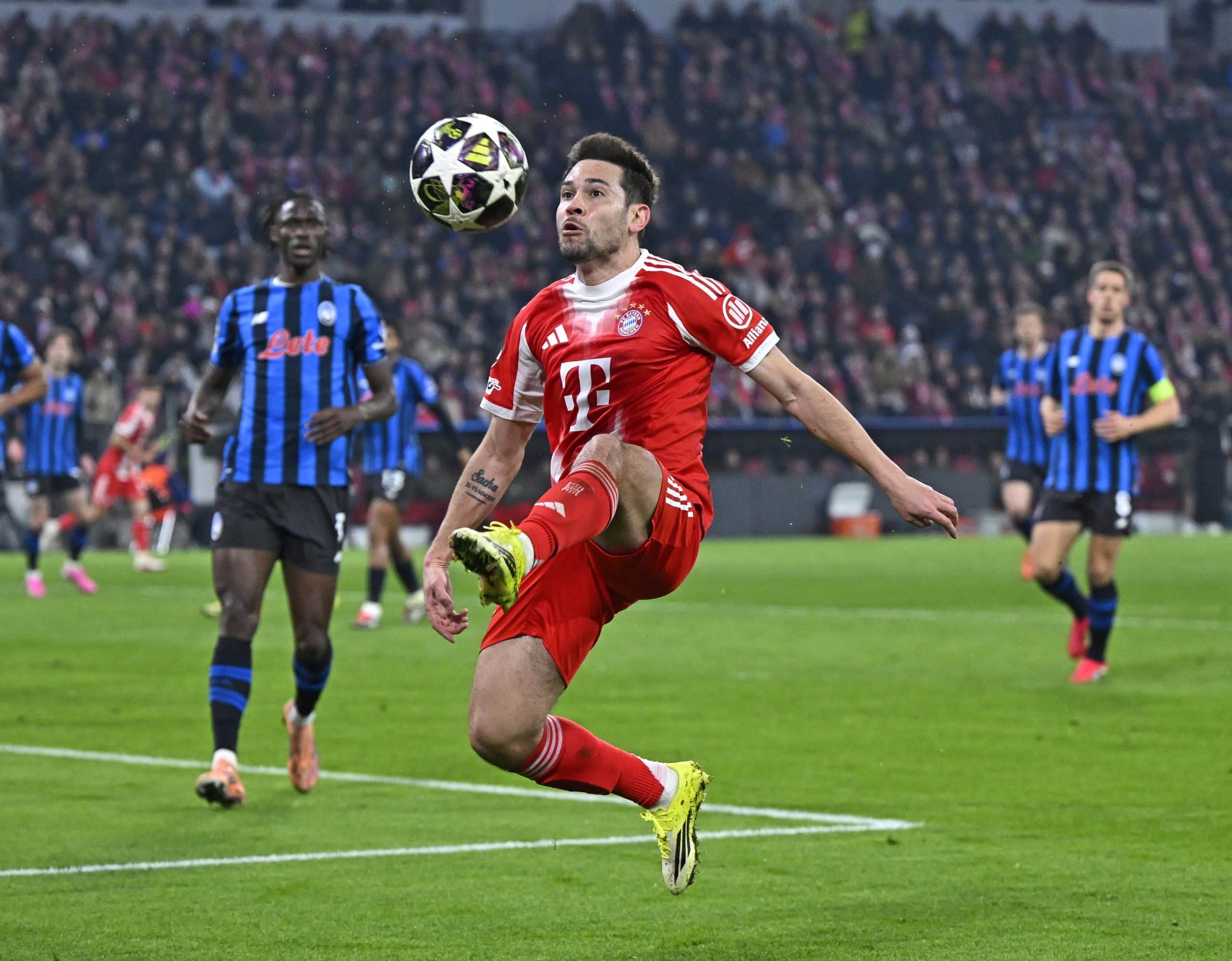 Raphaël Guerreiro en train de contrôler le ballon de façon aérienne lors de Bayern-Atalanta.