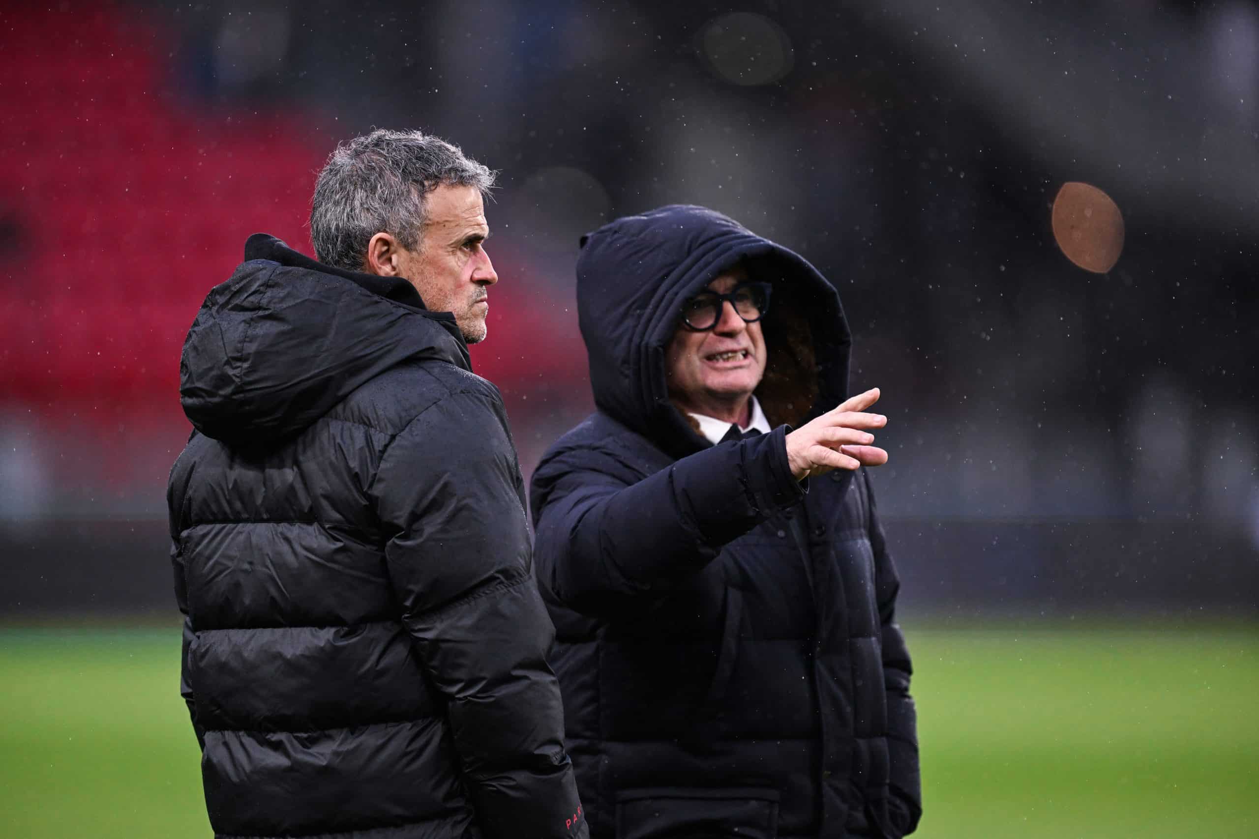 Luis Enrique et Luis Campos discutant avant le match contre le Stade Rennais.