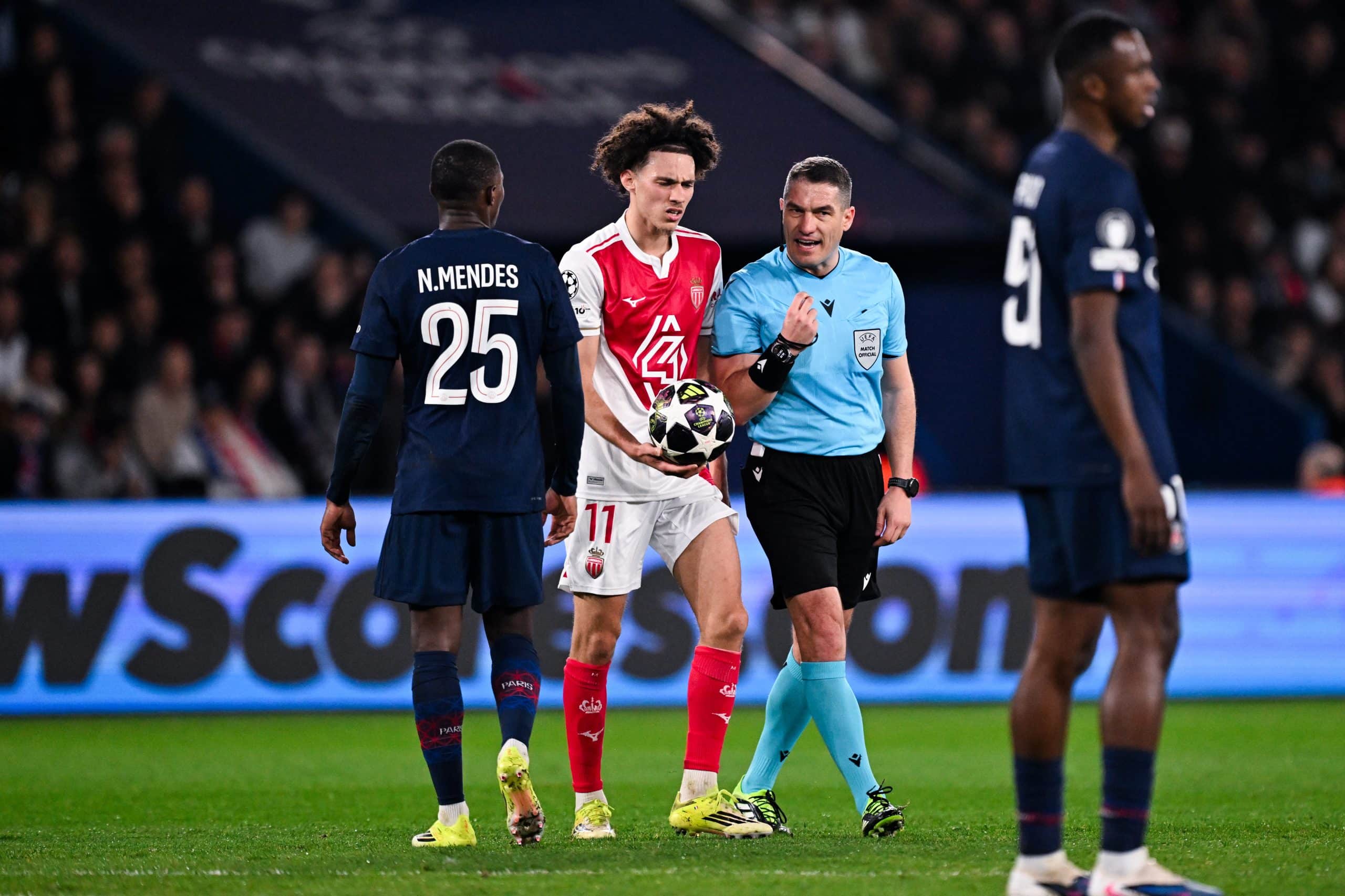 Maghnes Akliouche discutant avec l'arbitre lors de PSG-Monaco.