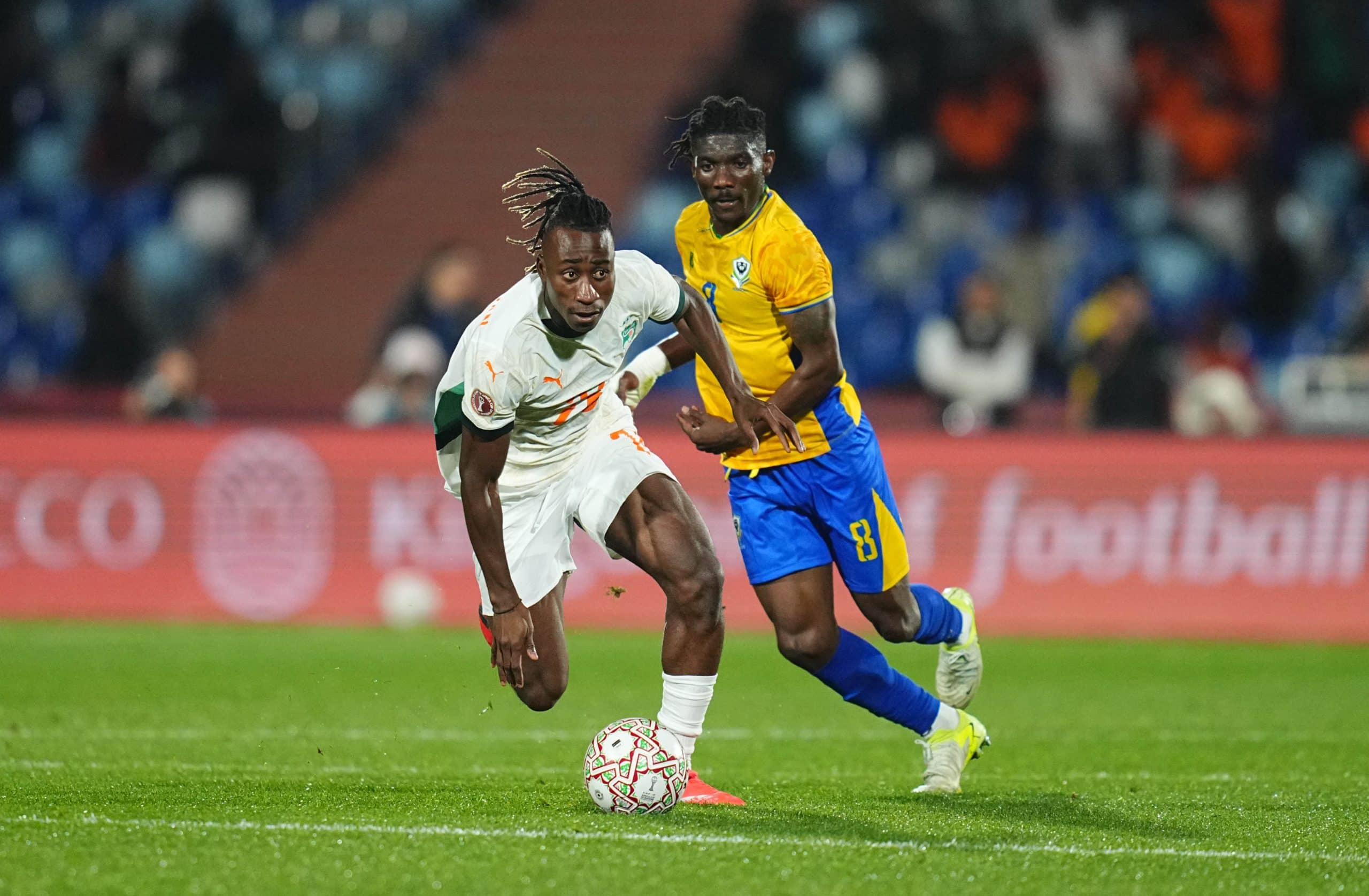 Yan Diomandé devançant un adversaire lors de Gabon-Côte d'Ivoire à la CAN.