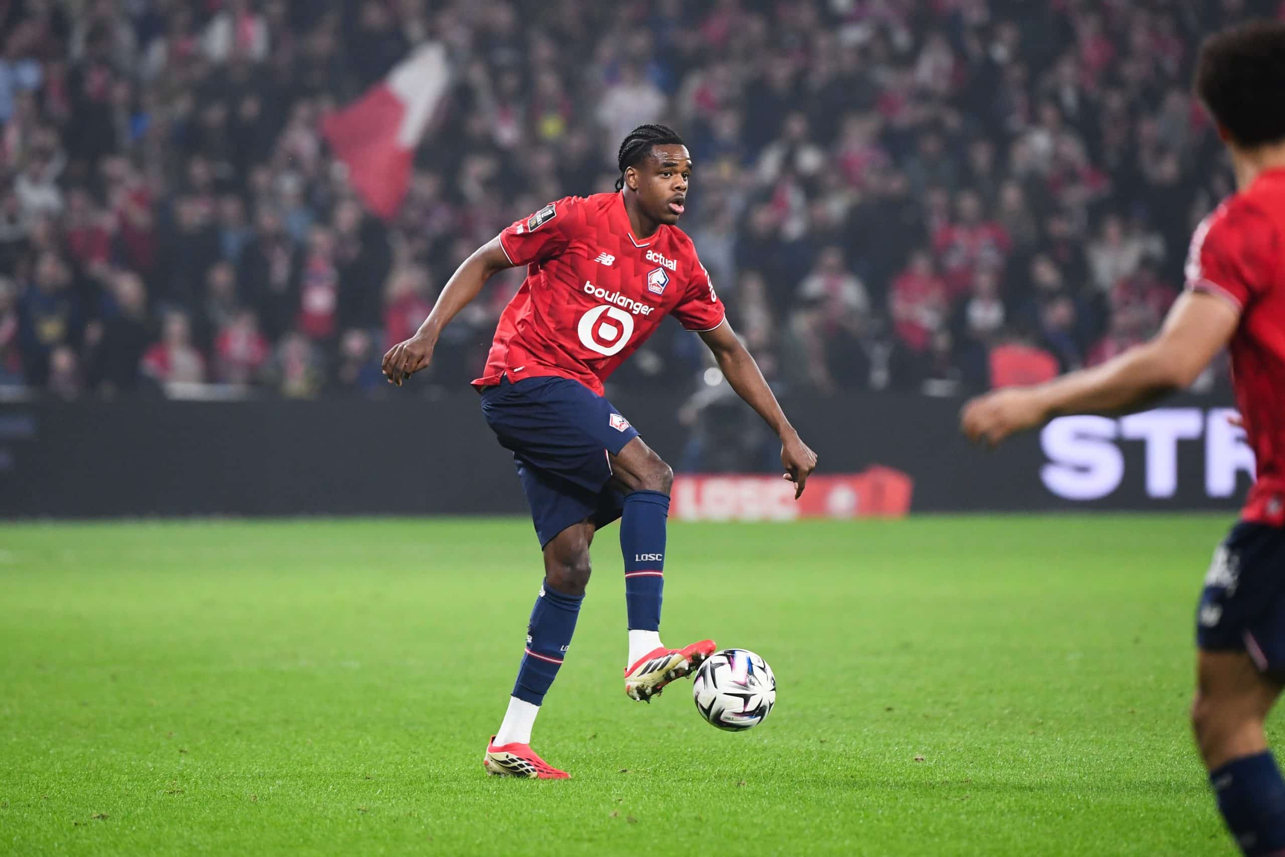 Nathan Ngoy contrôlant le ballon lors du match entre le LOSC et le FC Lorient.