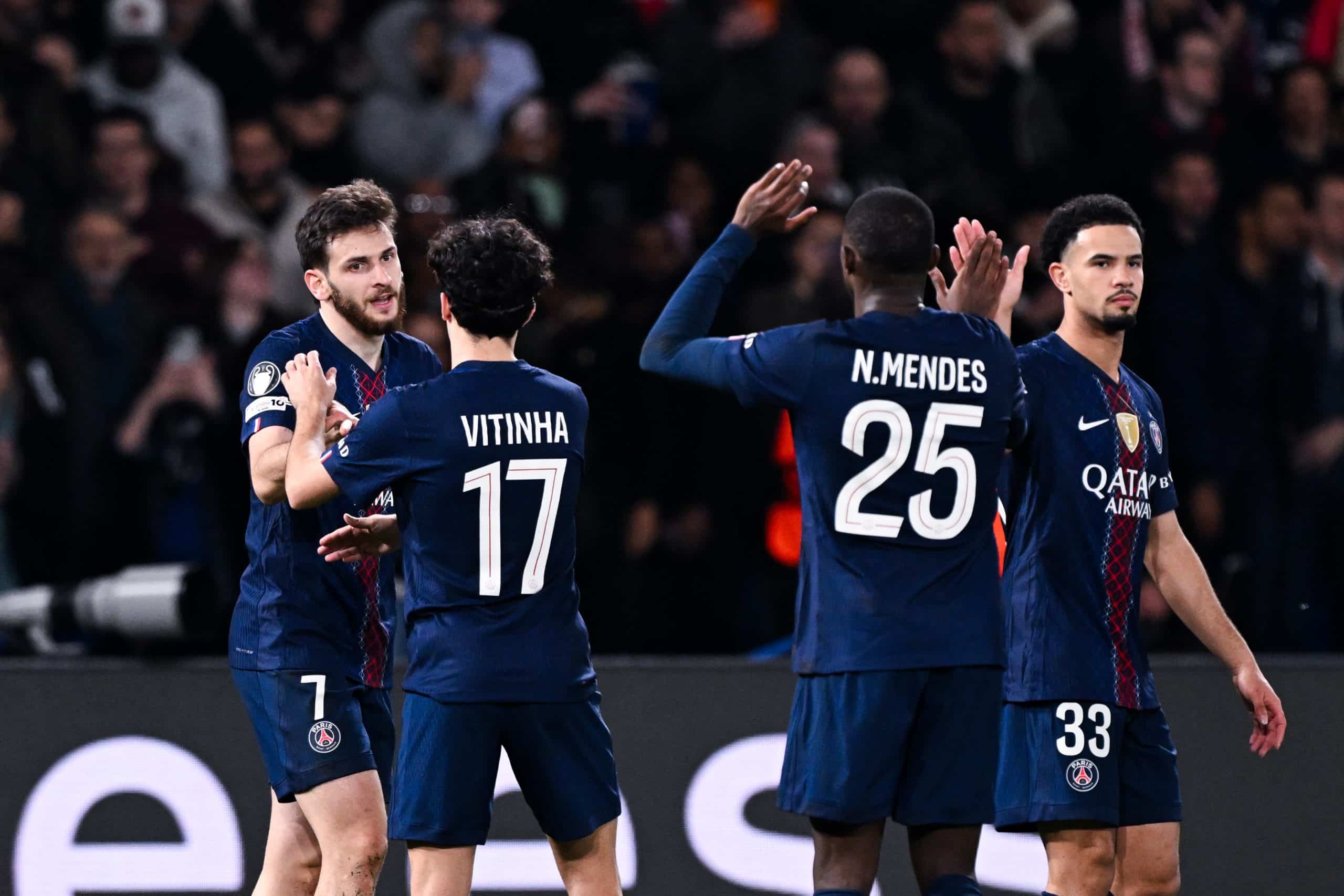 Vitinha félicitant ses partenaires après un but.