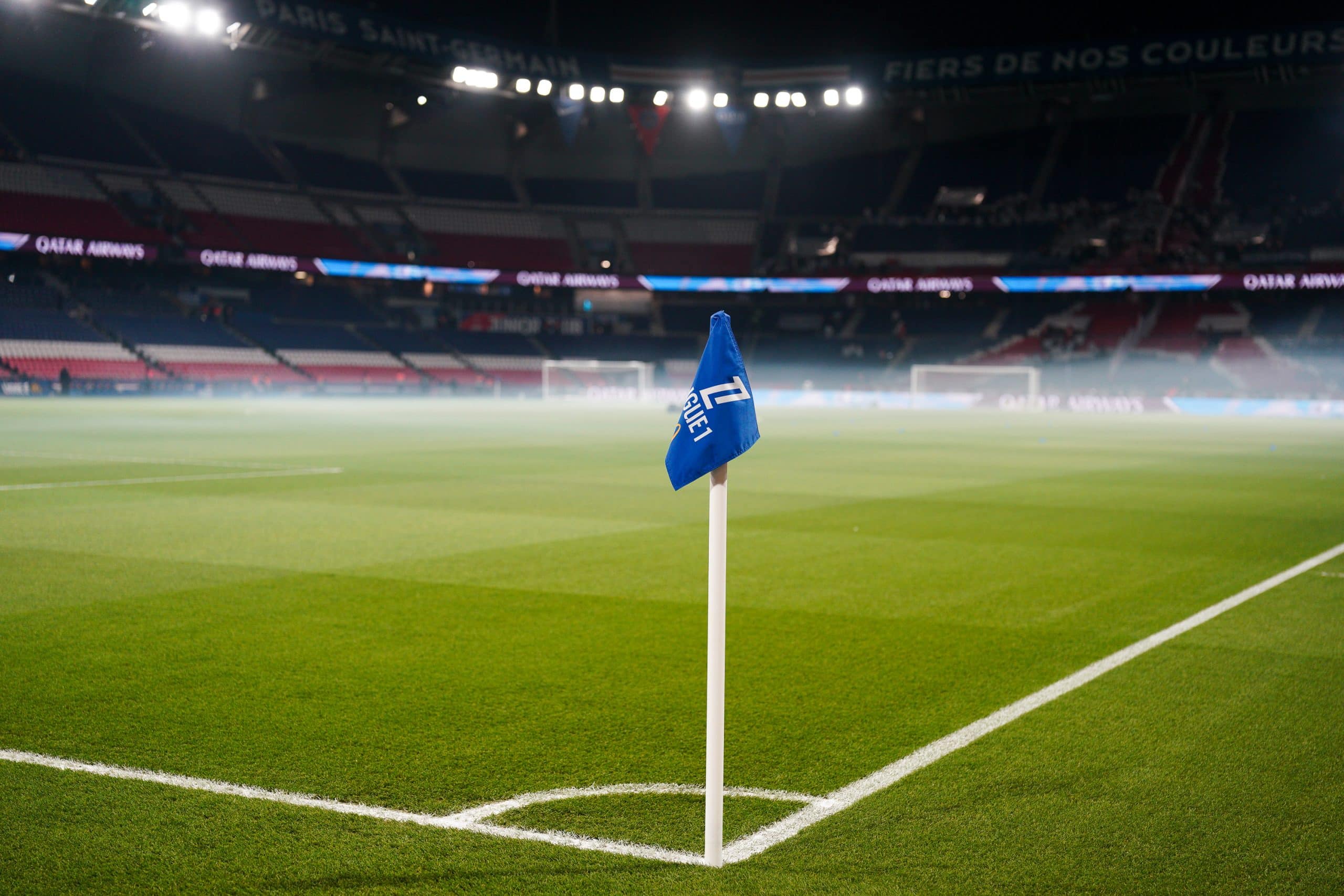Vue du Parc des Princes depuis un poteau de corner.