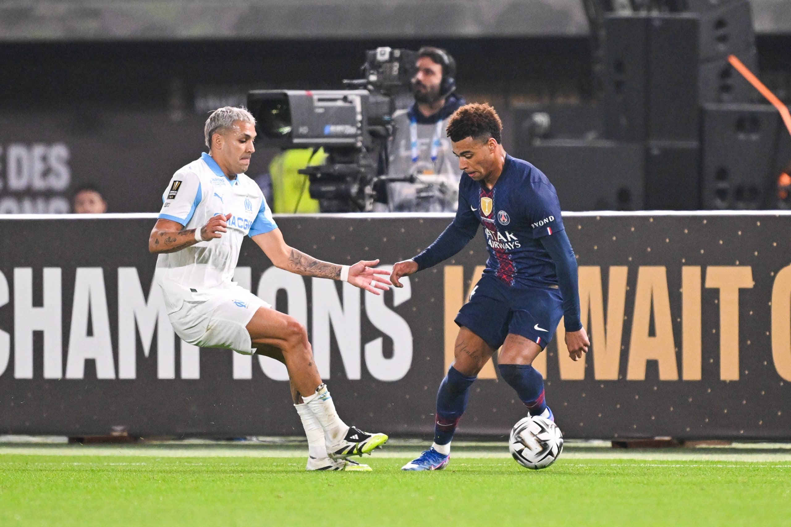 Facundo Medina face à Désiré Doué lors du Trophée des Champions.