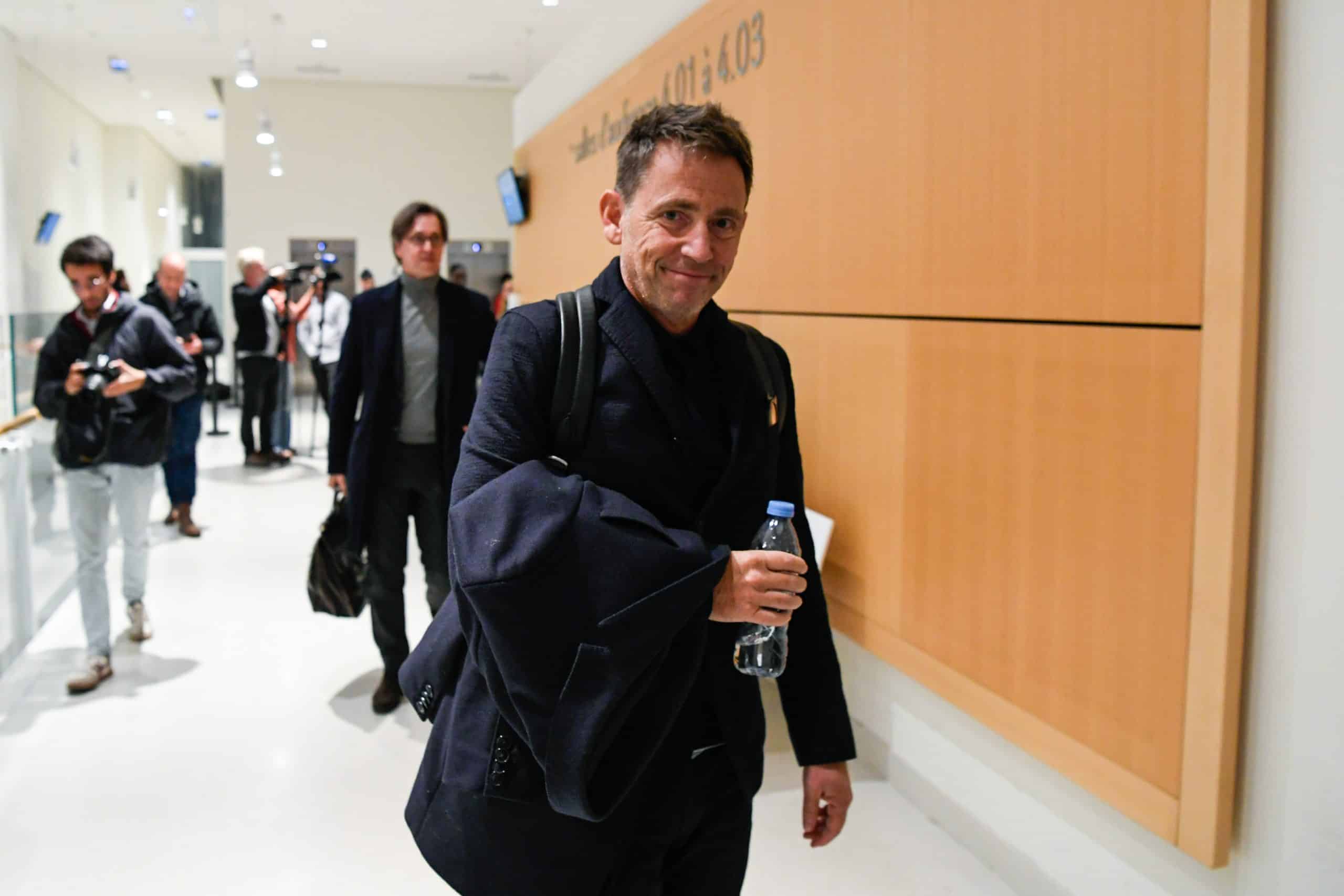 Daniel Riolo sortant du palais de justice lors de son procès avec Didier Deschamps.