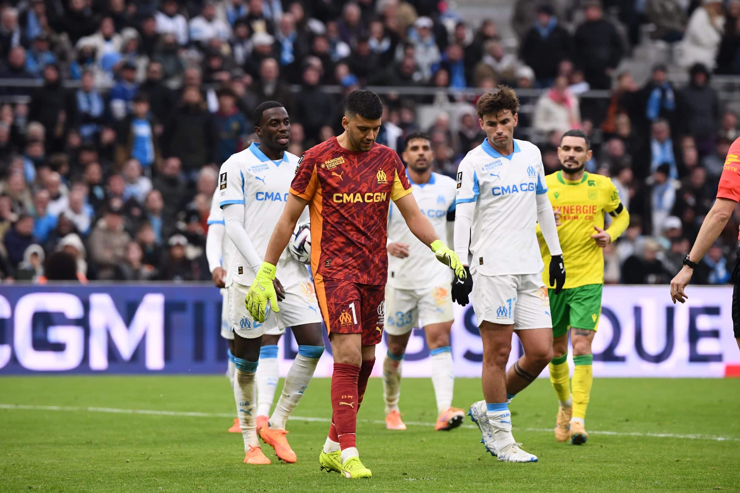Geronimo Rulli, déçu, au milieu de ses partenaires, lors d'OM-Nantes.