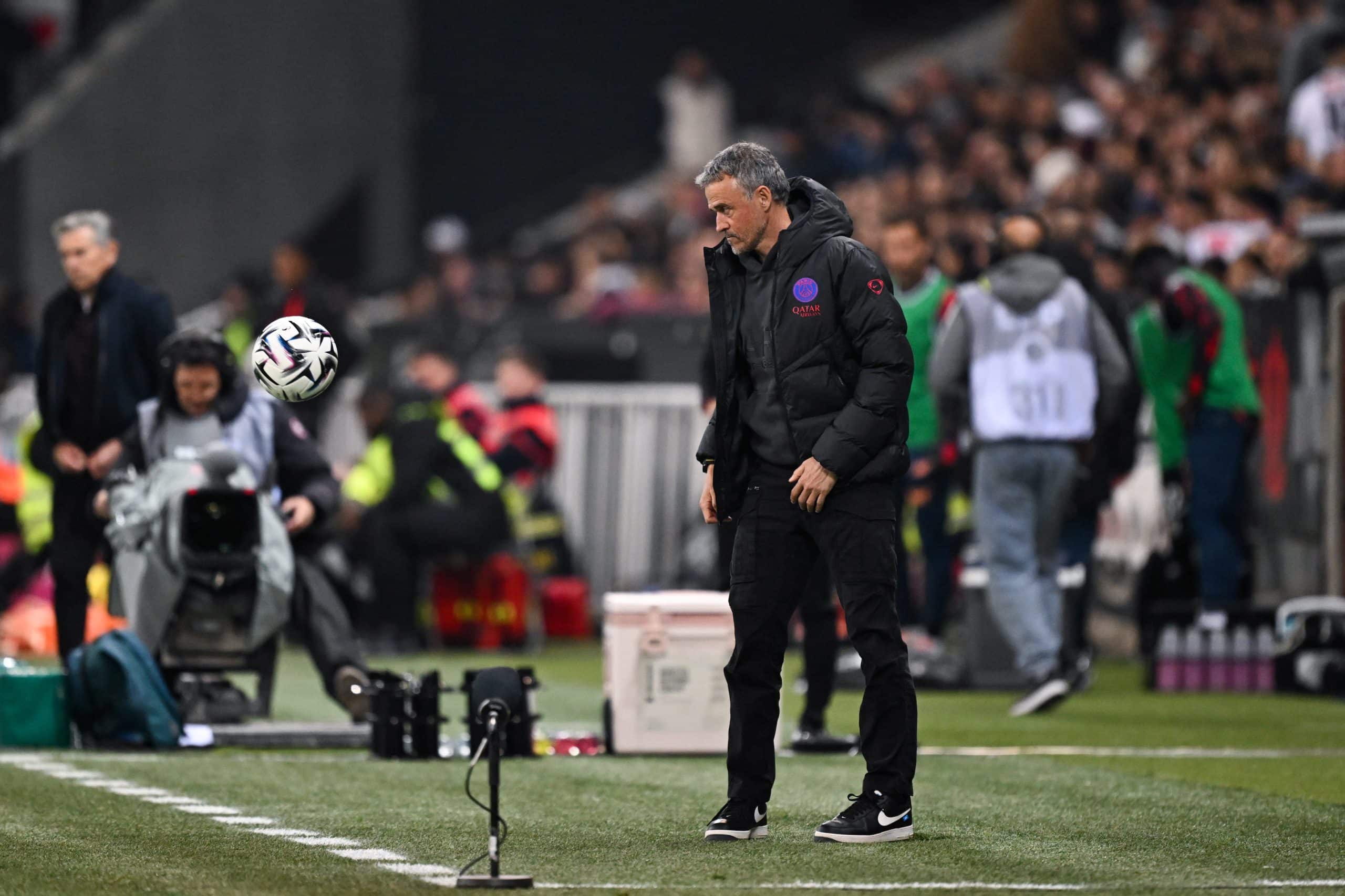 Luis Enrique renvoyant le ballon lors du match Nice-PSG.