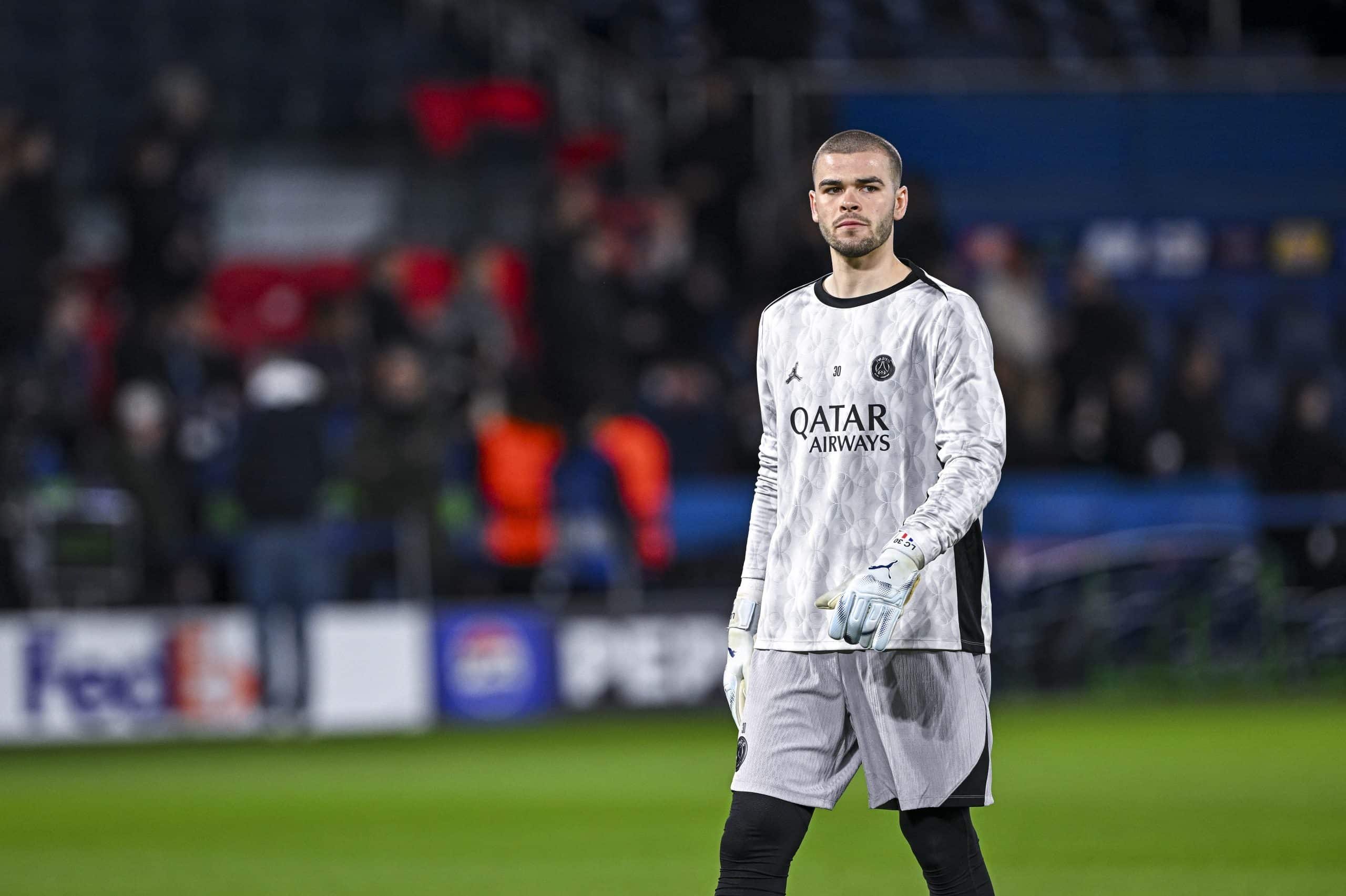 Lucas Chevalier lors d'un échauffement avec le PSG au Parc des Princes.