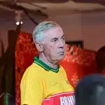 PSG, Real Madrid : Ancelotti entouré de trois jeunes femmes au Brésil, la photo qui fait le buzz