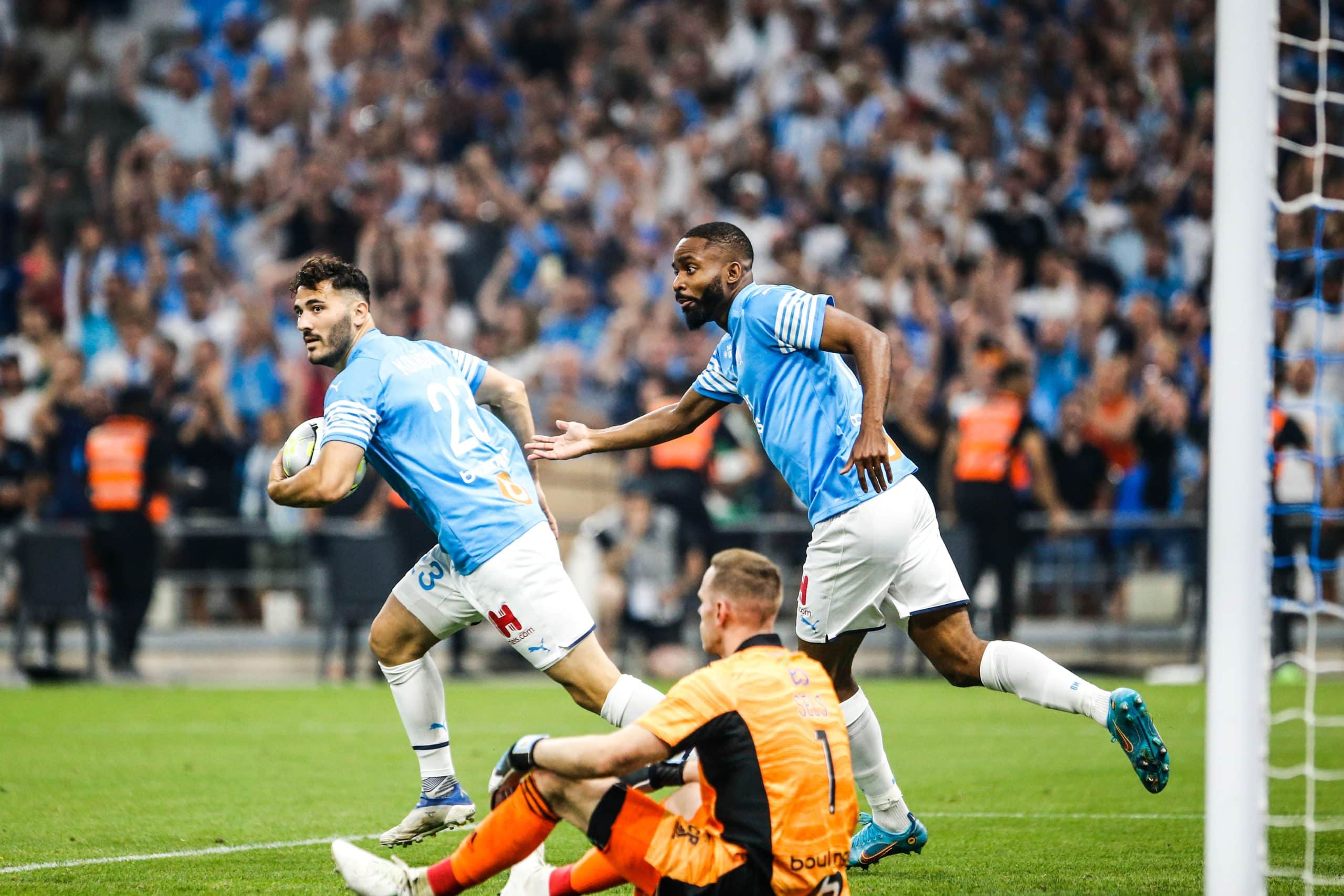 Sead Kolasinac et Cédric Bakambu célébrant un but face à Strasbourg en 2022.