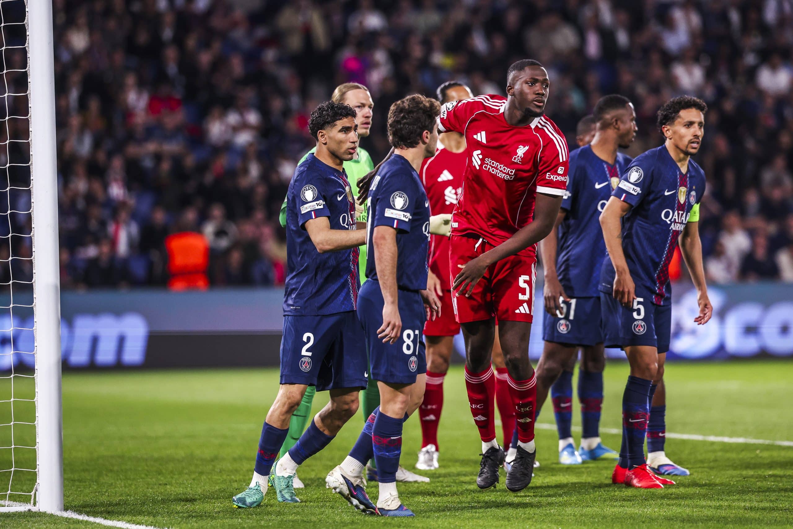 Ibrahima Konaté encerclé dans la défense parisienne lors du quart de finale aller de la Champions League.