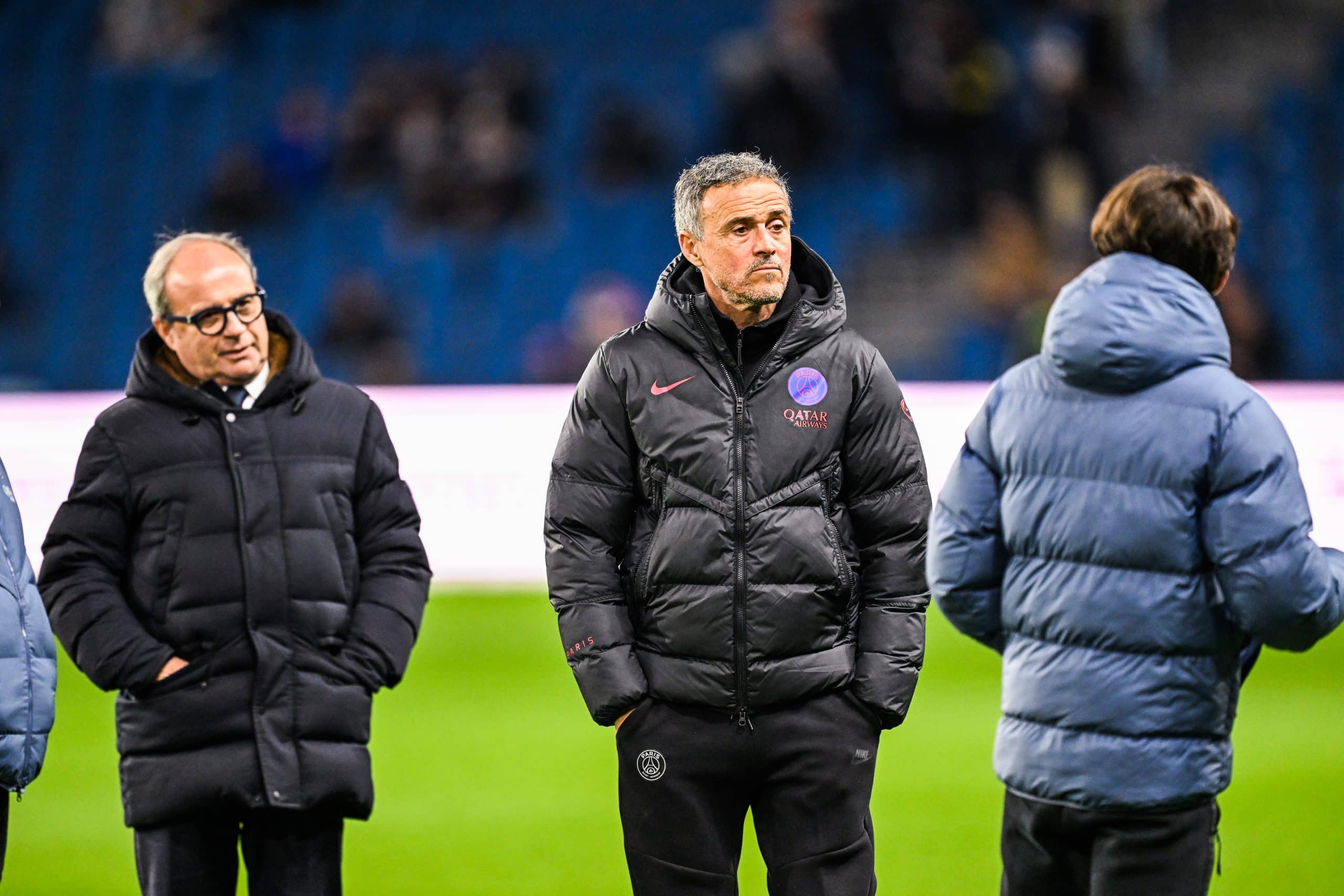 Luis Enrique sur la pelouse du stade Océane avant le match face au Havre.