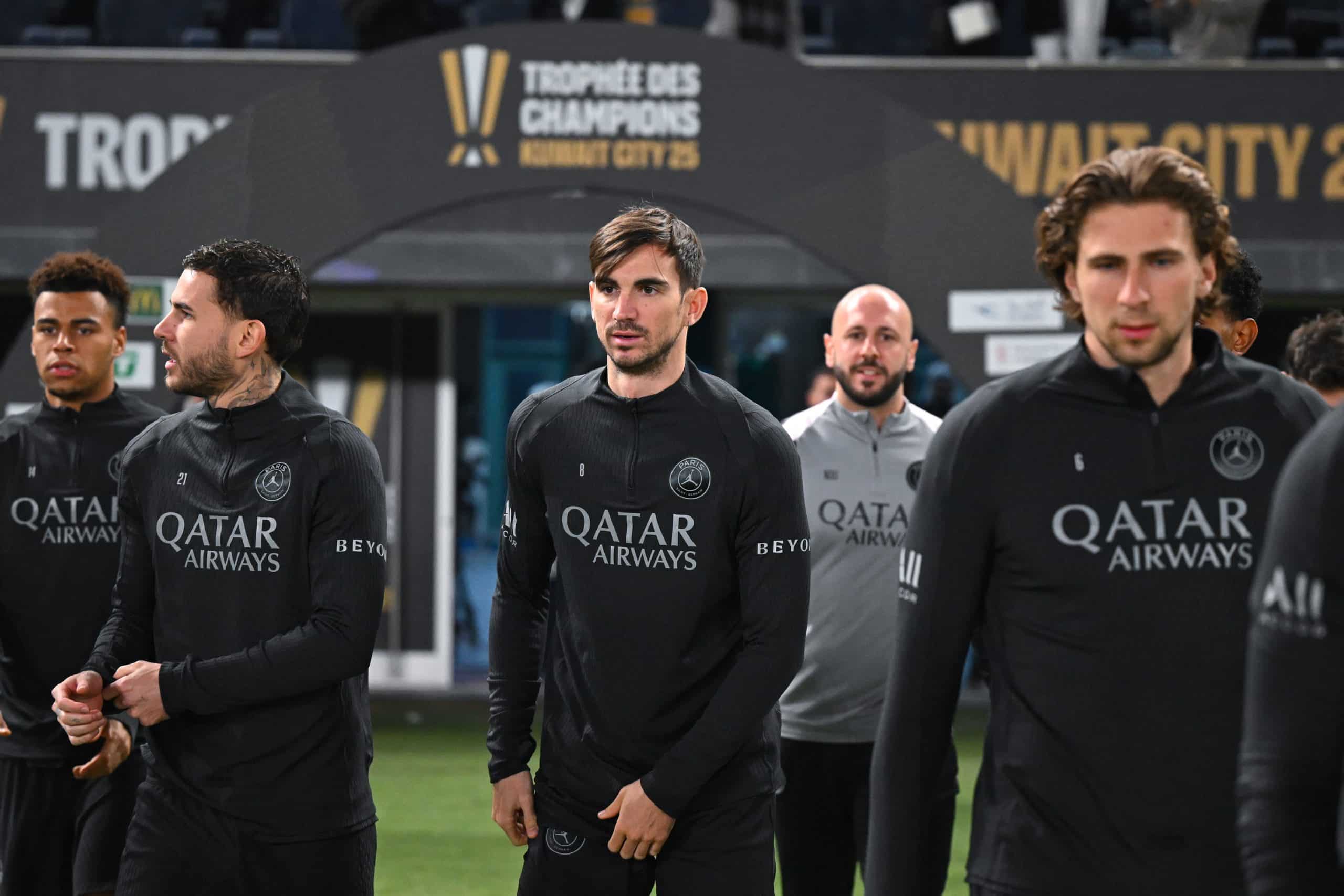 Lucas Hernandez au milieu de ses partenaires du PSG.