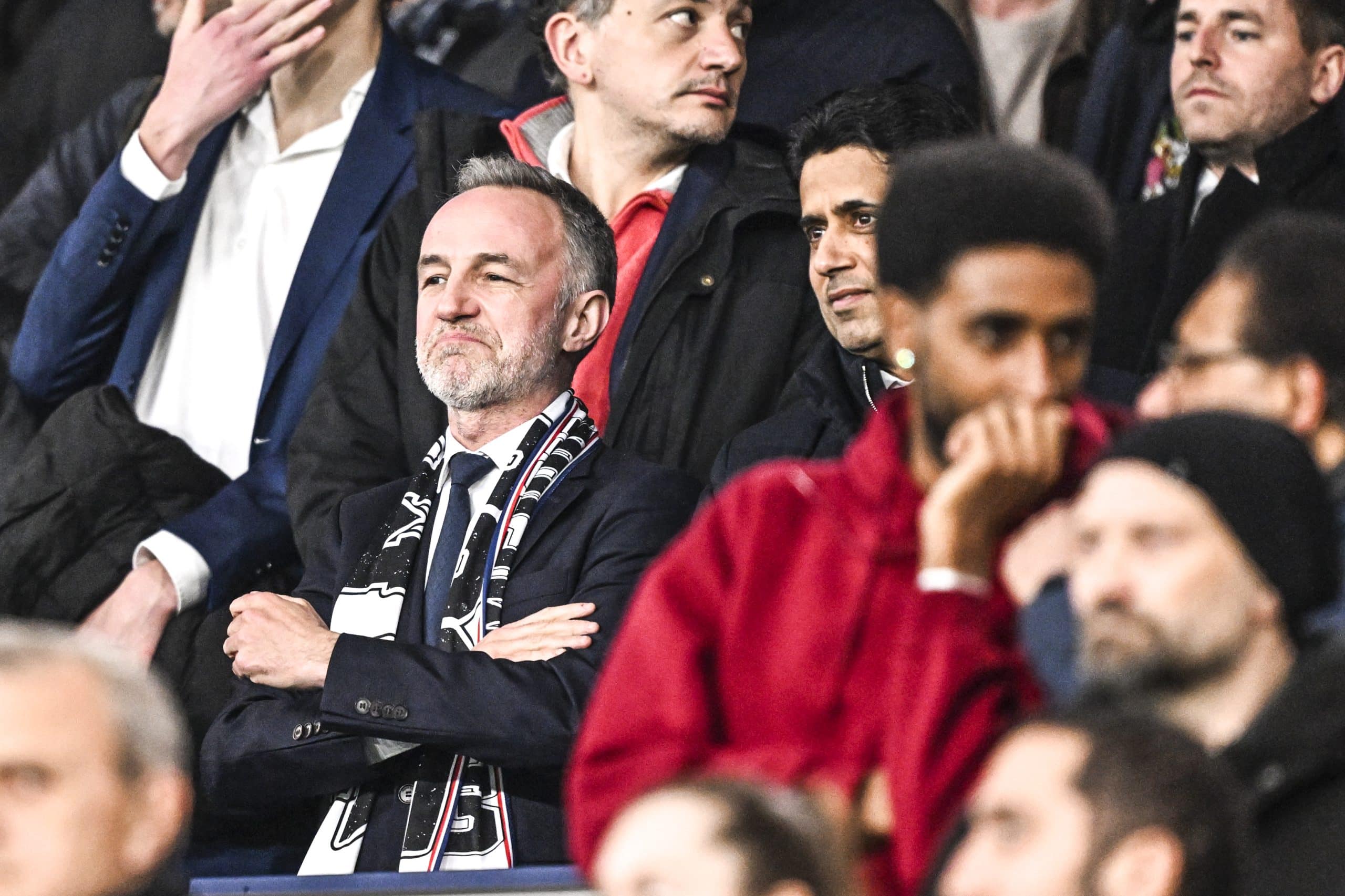 Le nouveau maire de Paris, Emmanuel Grégoire, assistant à un match du PSG au Parc des Princes, juste après son intronisation.