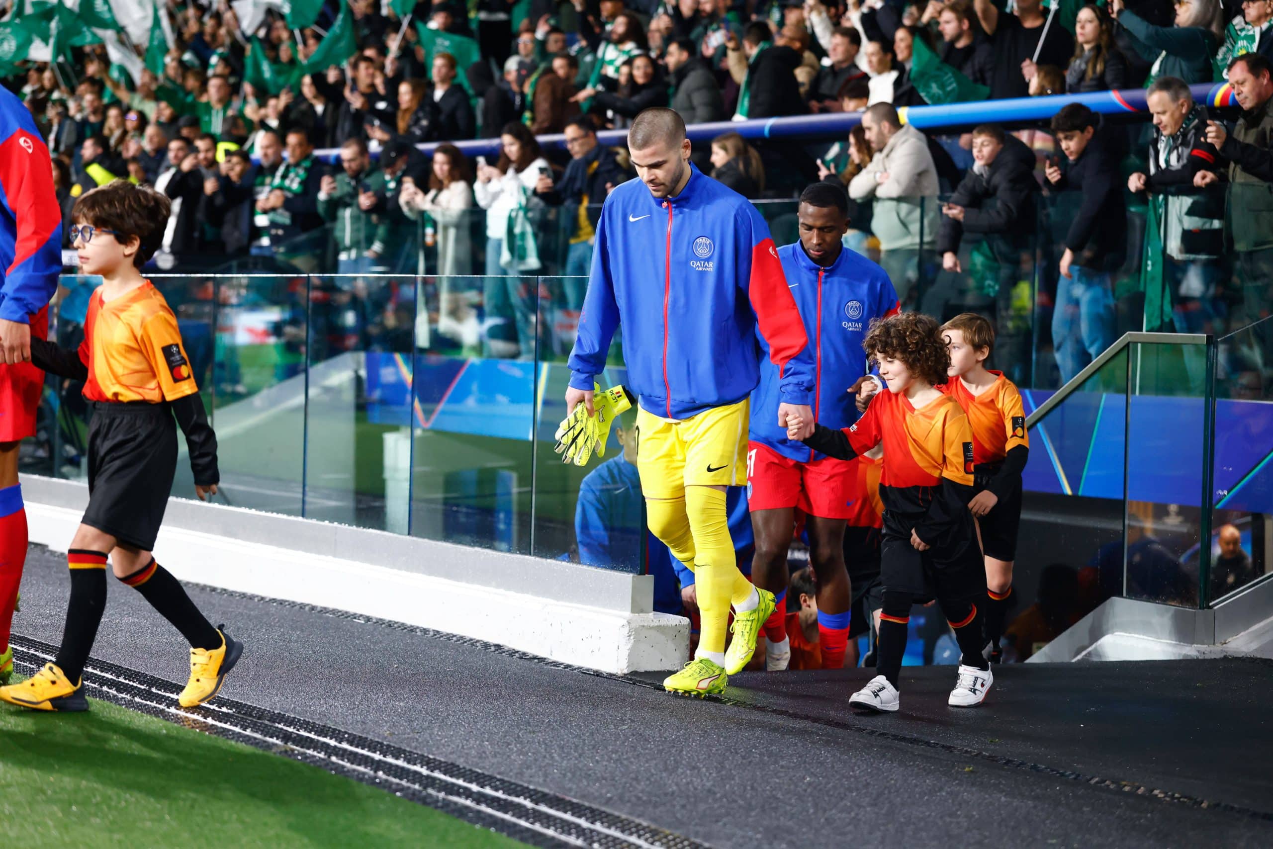 Lucas Chevalier pénétrant sur la pelouse du Sporting Portugal.