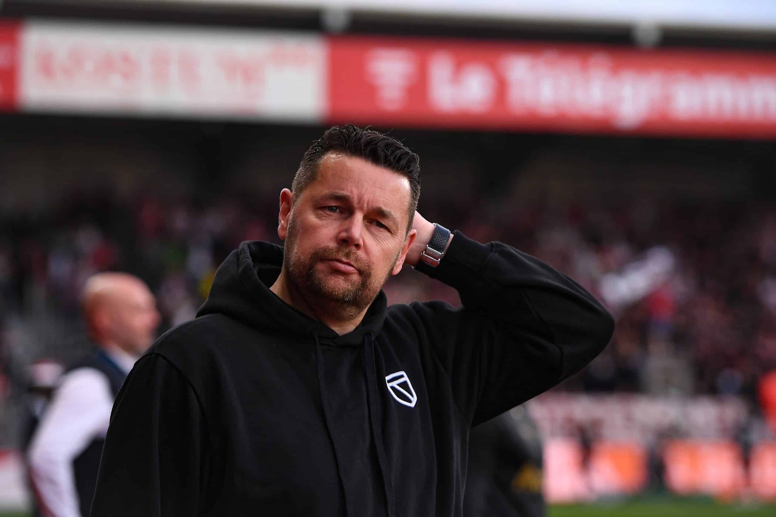 Pierre Sage se prenant la tête pendant le match du RC Lens à Brest.
