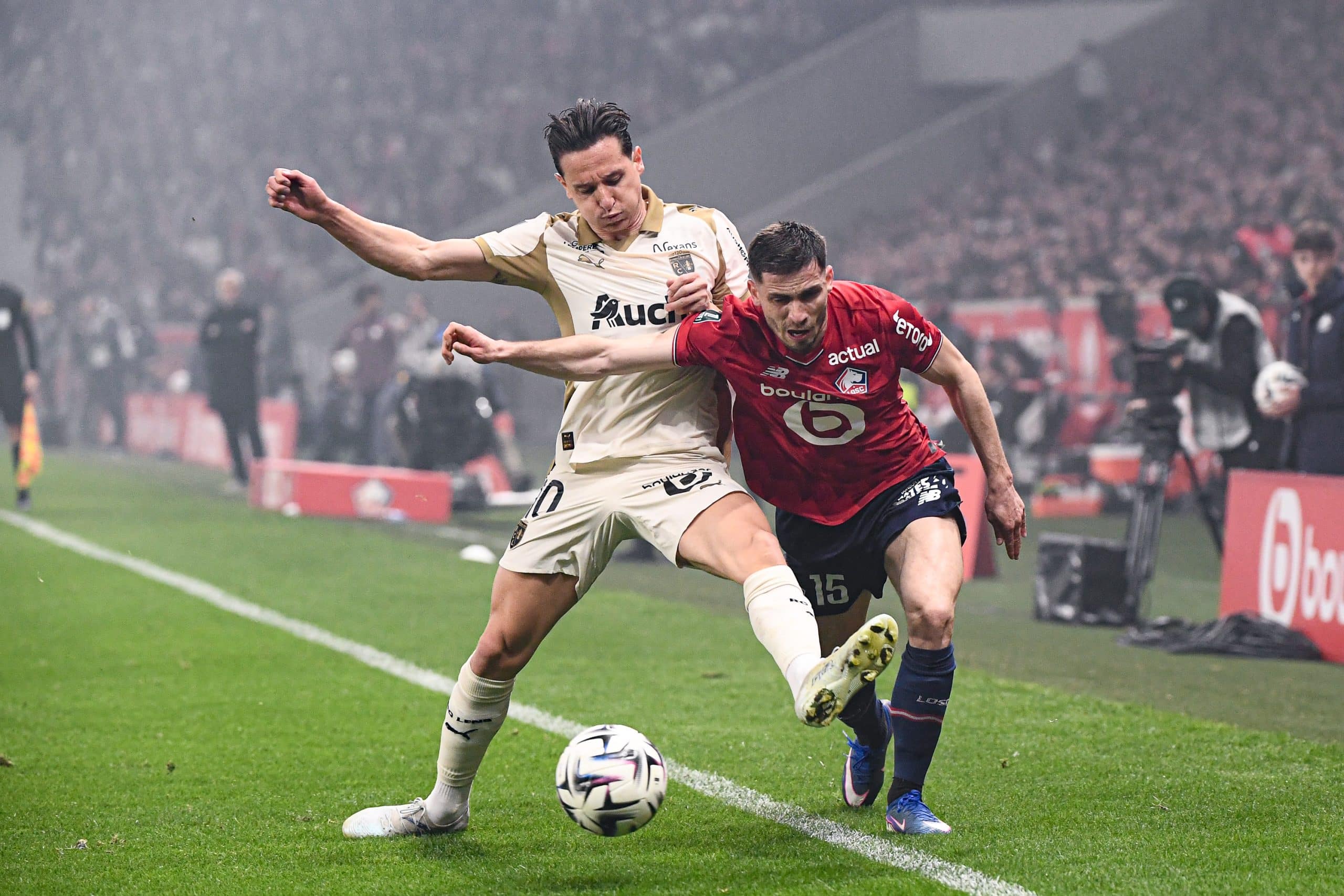 Florian Thauvin tentant de stopper Romain Perraud lors du derby.