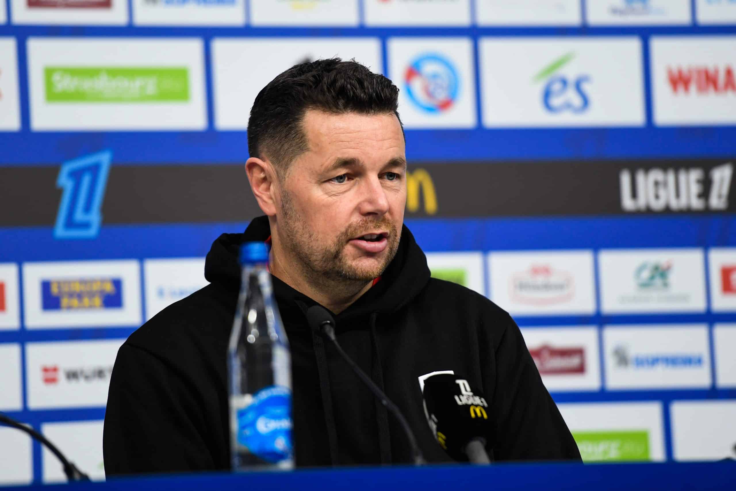 Pierre Sage en conférence de presse à Strasbourg après le nul du RC Lens.
