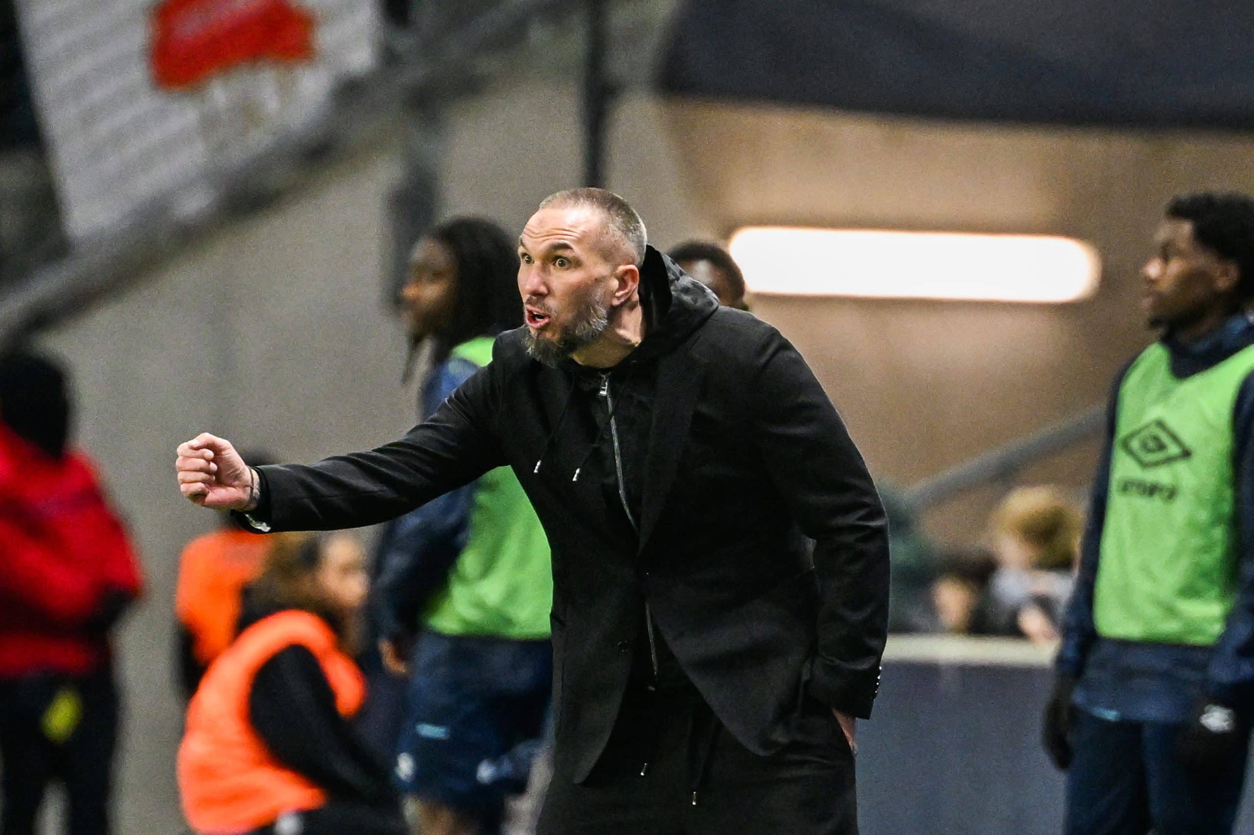 Didier Digard haranguant ses joueurs lors du match contre Monaco.