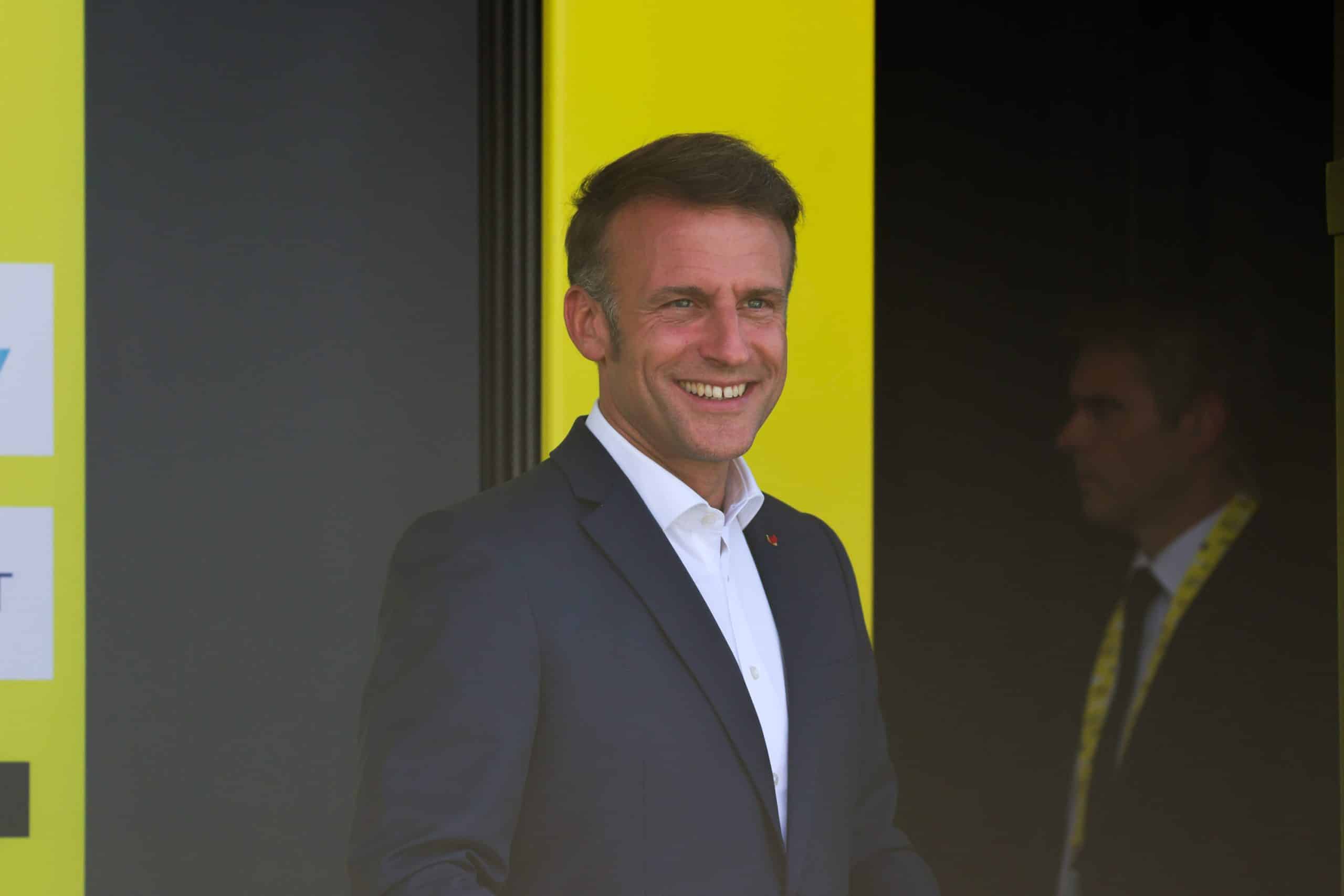 Emmanuel Macron lors d'une étape du Tour de France.
