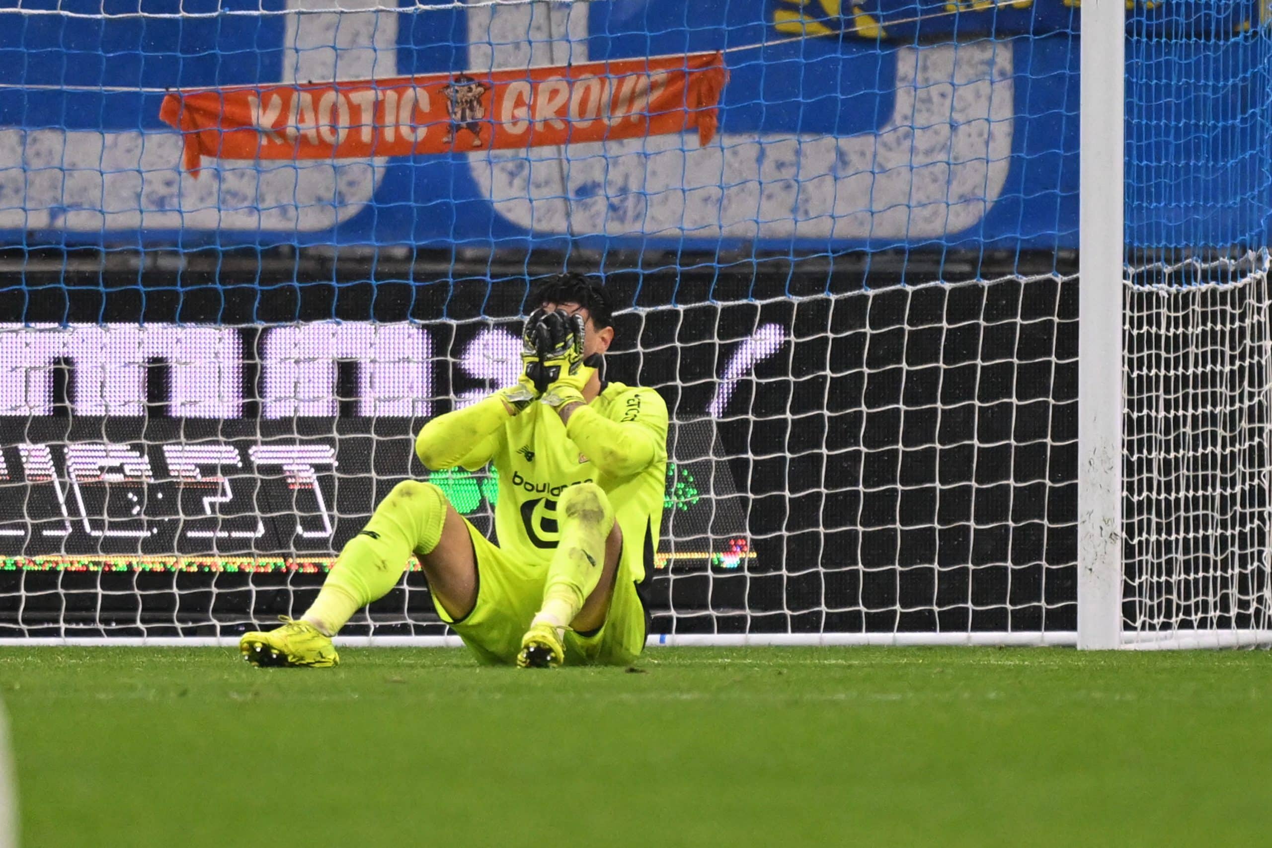 Berke Özer au moment de sa blessure lors du match entre l'OM et le LOSC.