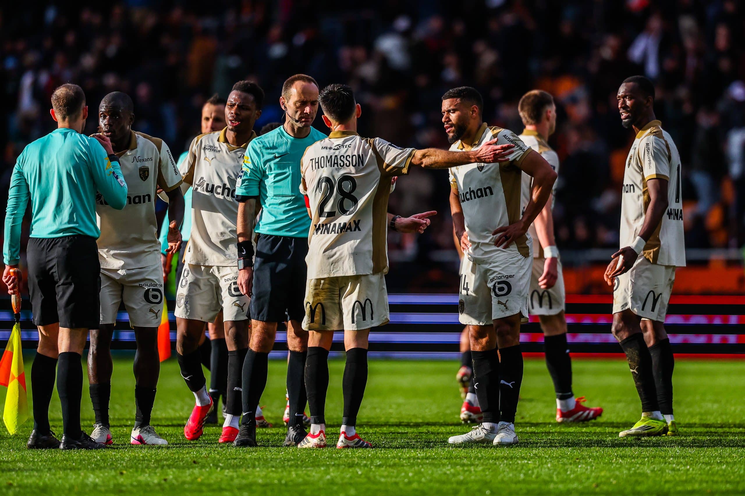 Adrien Thomasson contestant une décision de l'arbitre de Lorient-Lens.