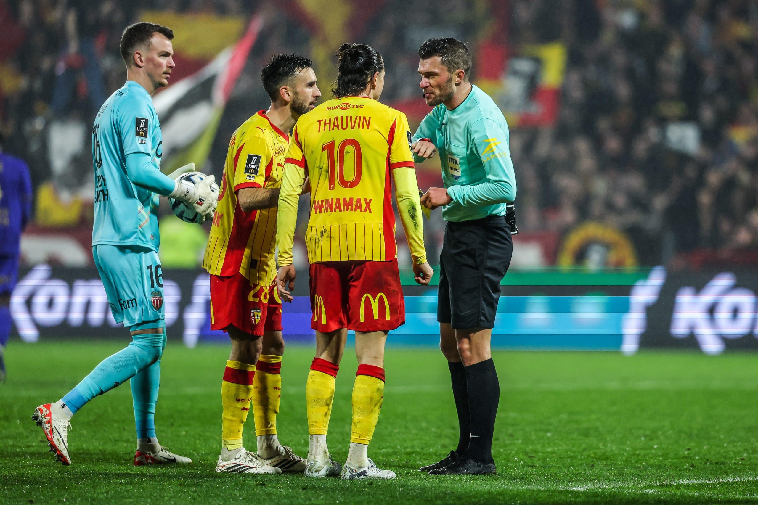 Les Lensois discutant avec M. Delajod lors du match contre Monaco.