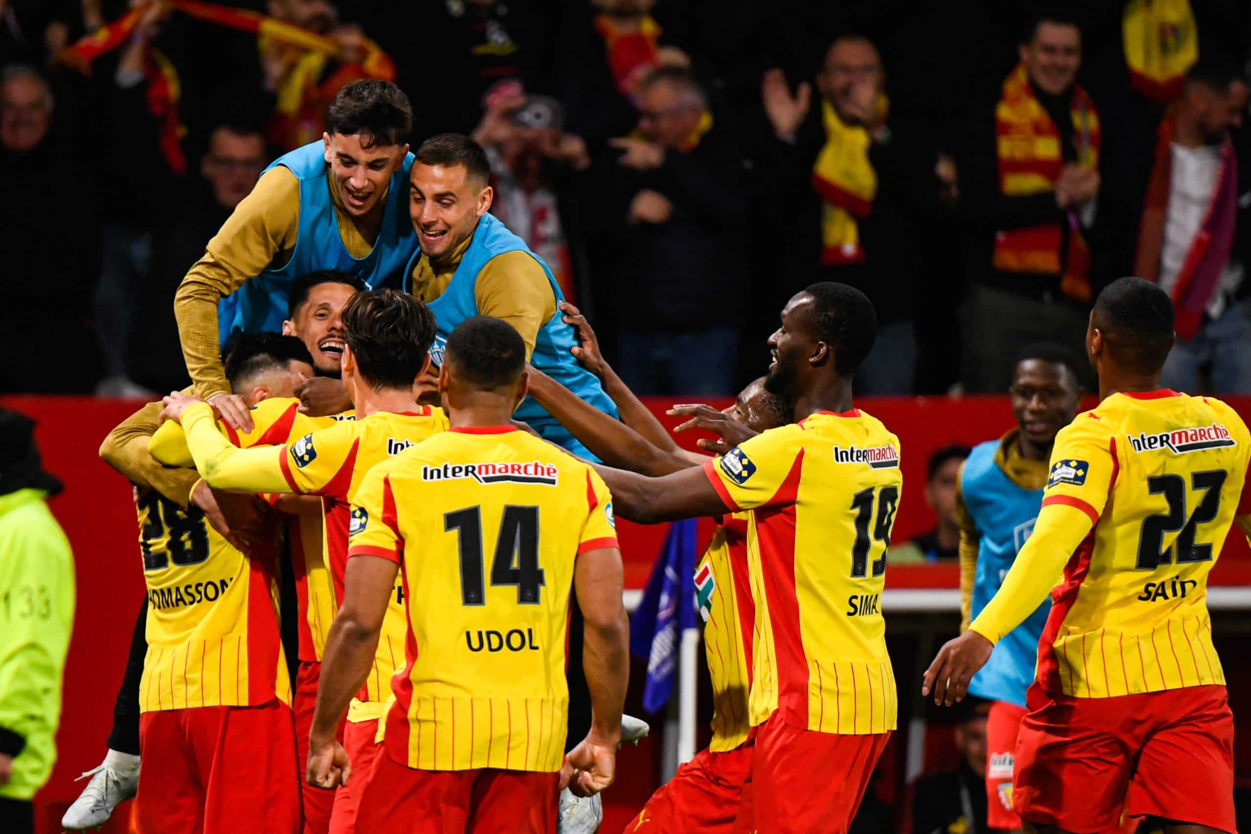 La joie des joueurs du RC Lens après leur qualification pour la finale de la Coupe de France.
