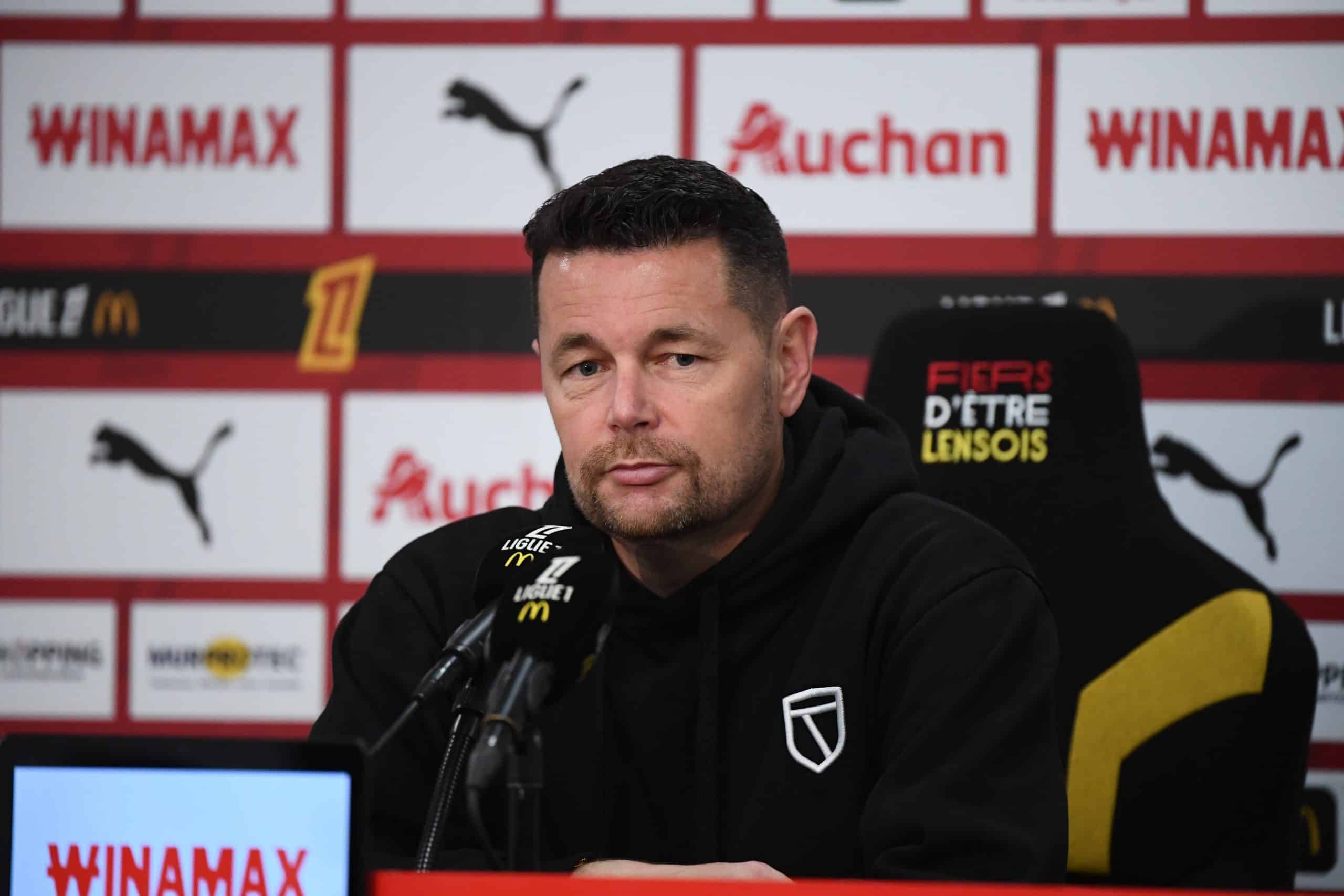 L'entraîneur du RC Lens, Pierre Sage, en conférence de presse.