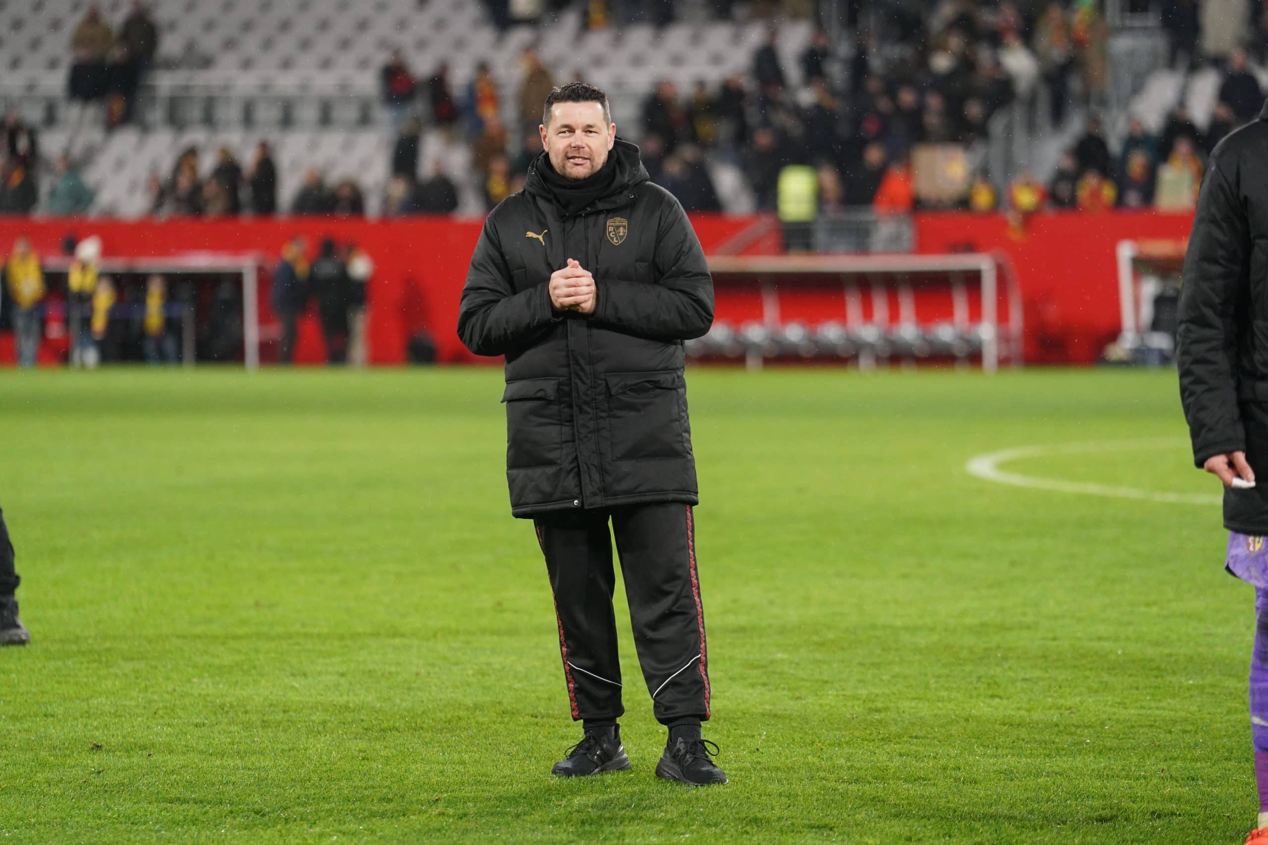 L'entraîneur du RC Lens, Pierre Sage, sur la pelouse du stade Bollaert.