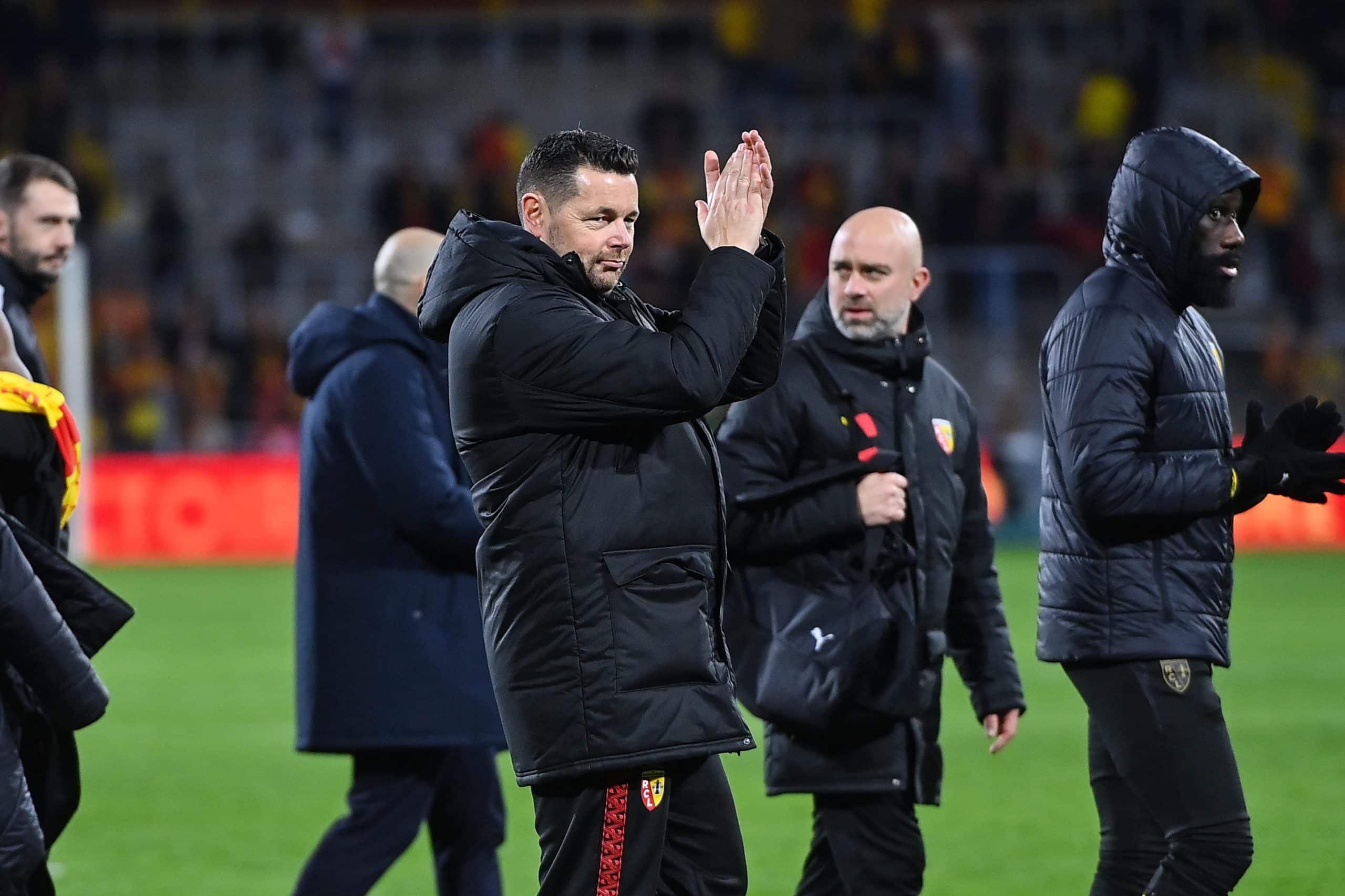 Pierre Sage saluant le public de Bollaert après le succès sur Rennes.
