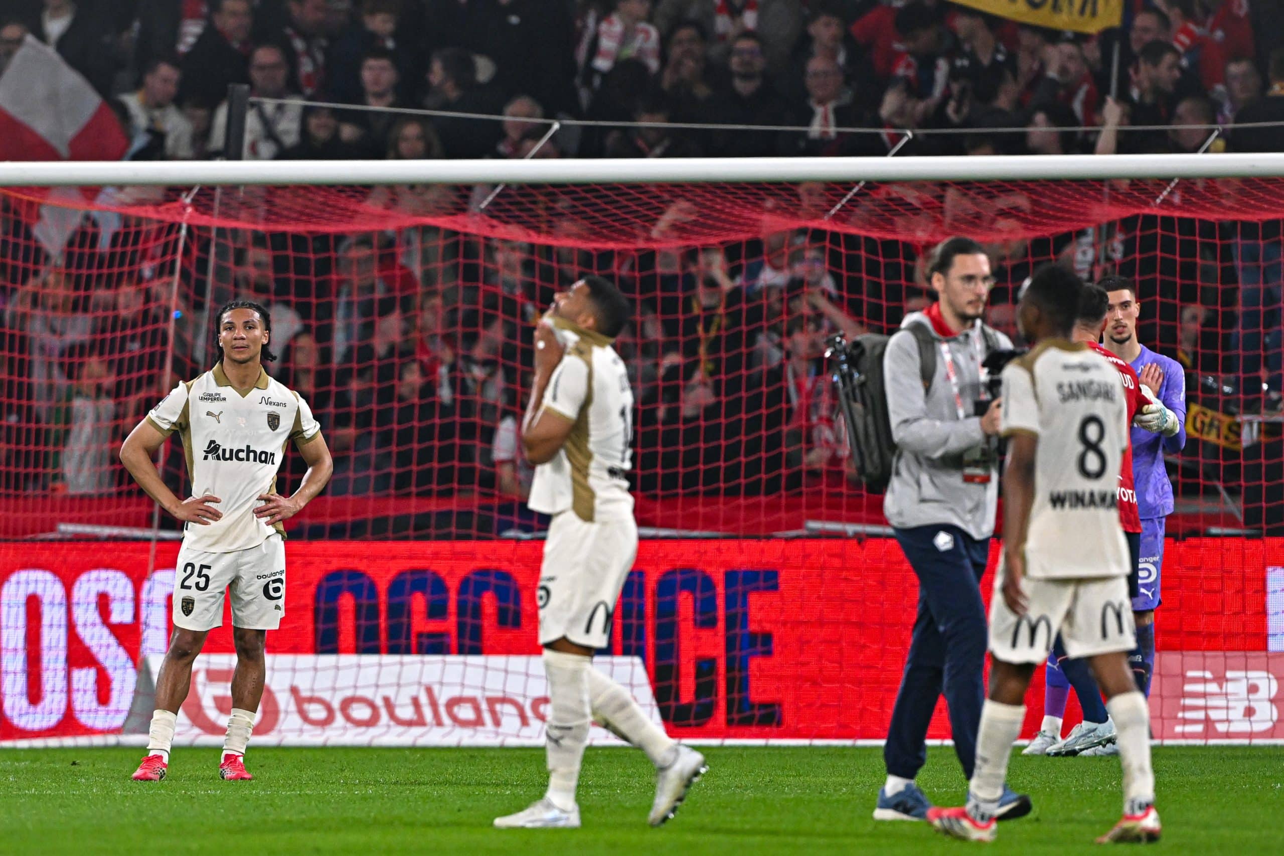 La déception des joueurs du RC Lens après la défaite à Lille.