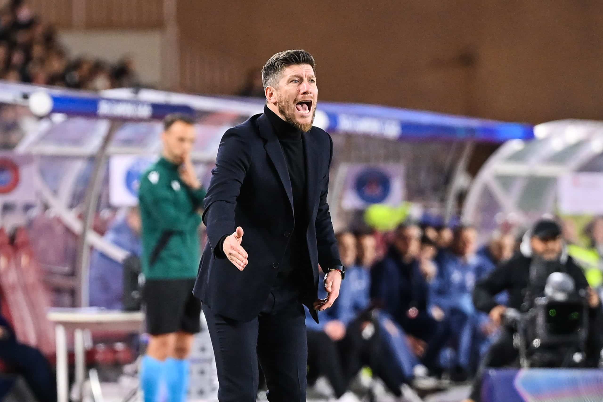 Sébastien Pocognoli donnant des instructions lors de Monaco-PSG en Champions League.