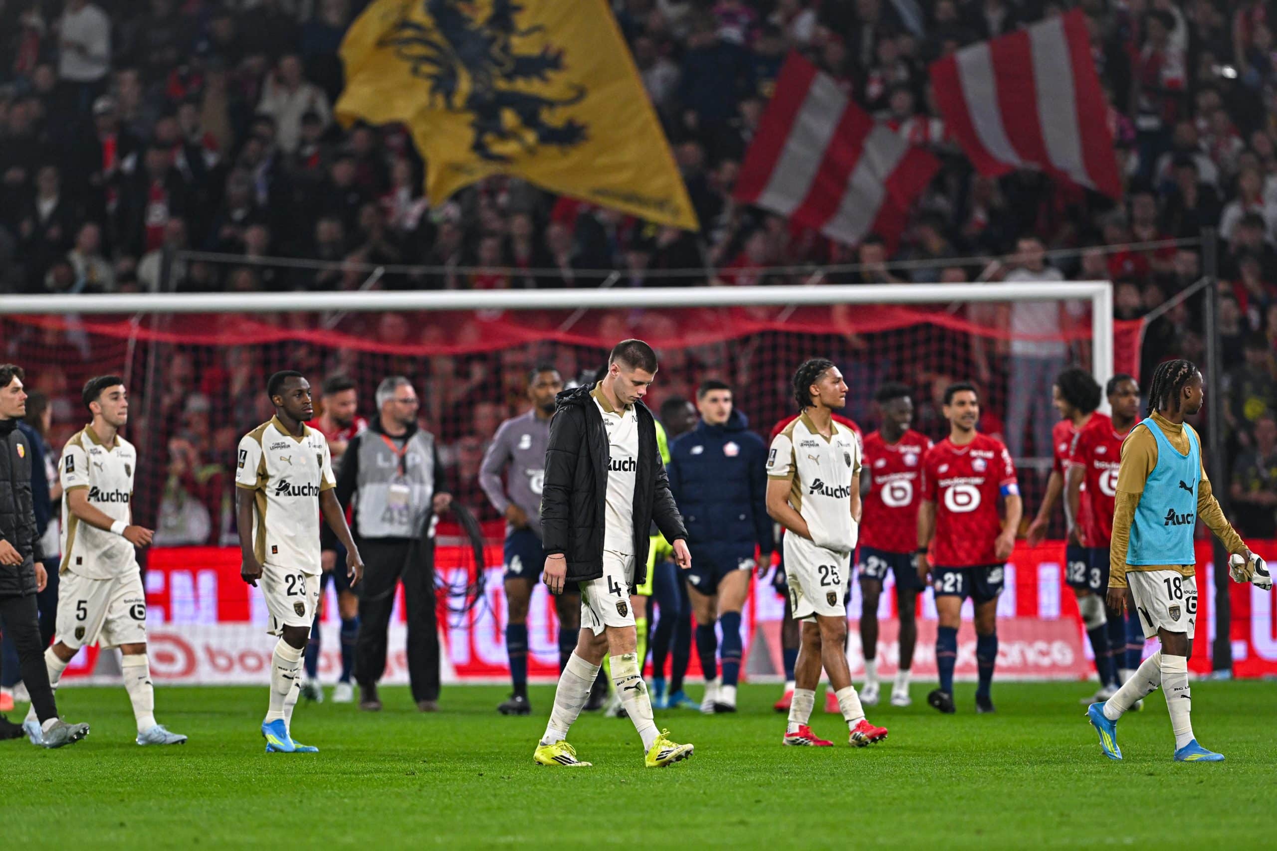 Les joueurs du RC Lens déçus après la défaite à Lille.