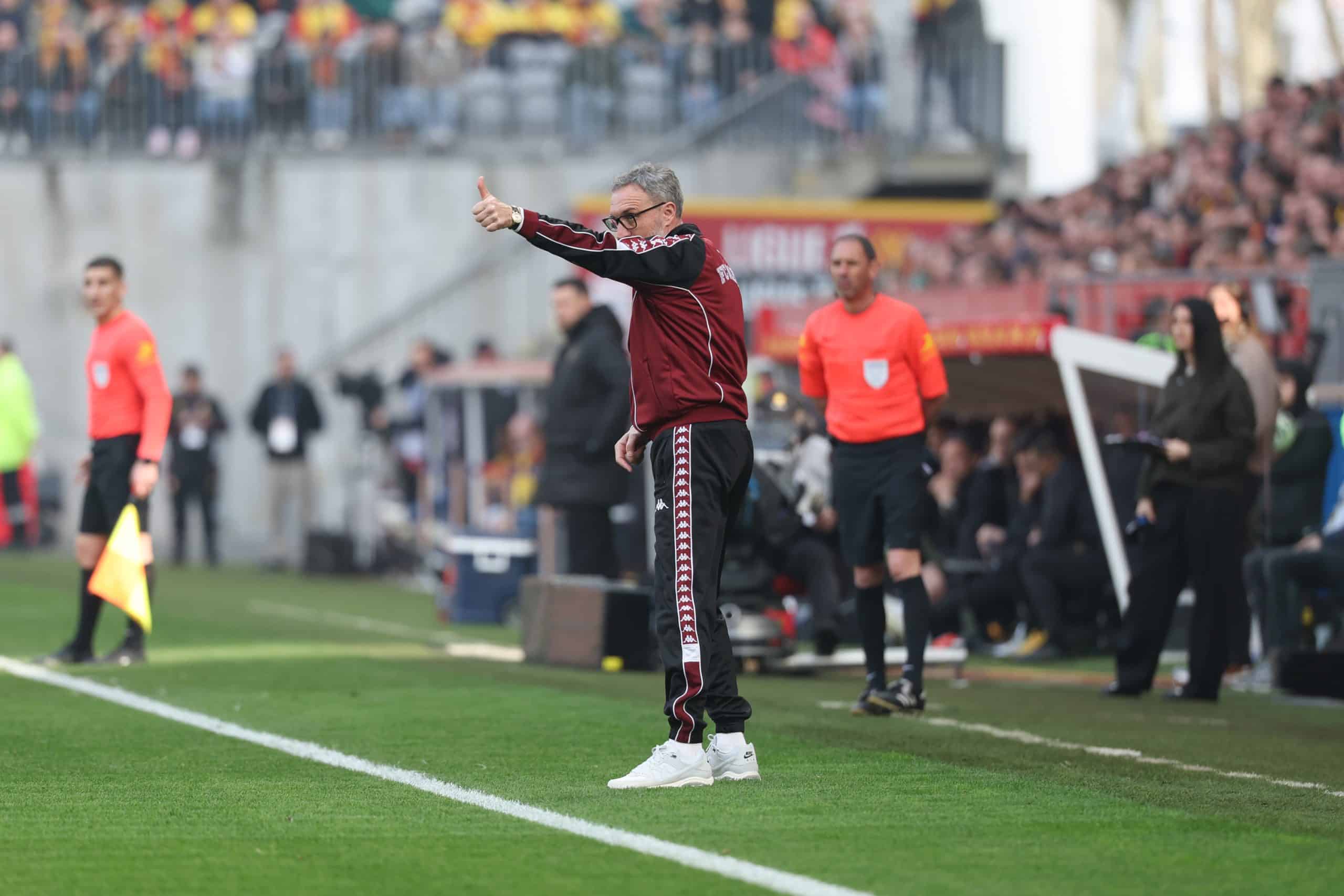 Benoît Tavenot donnant des instructions à ses joueurs lors de Lens-Metz.