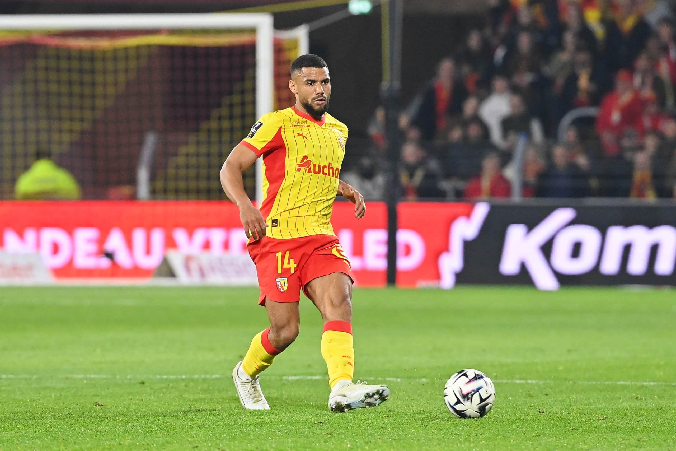 Matthieu Udol relançant le ballon lors du match Lens-Angers.