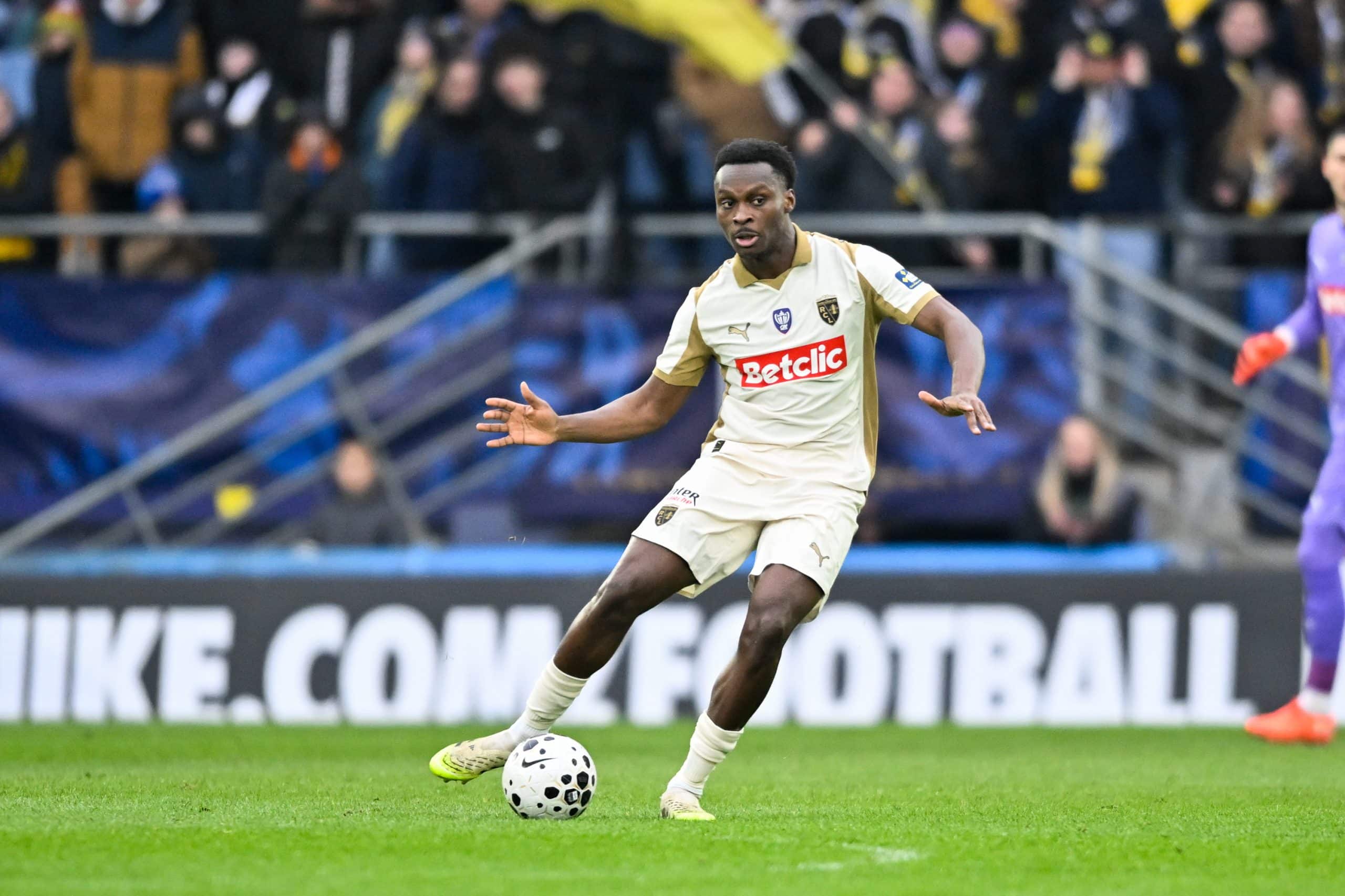 Samson Baidoo en action lors de match de Coupe entre Lens et Troyes.