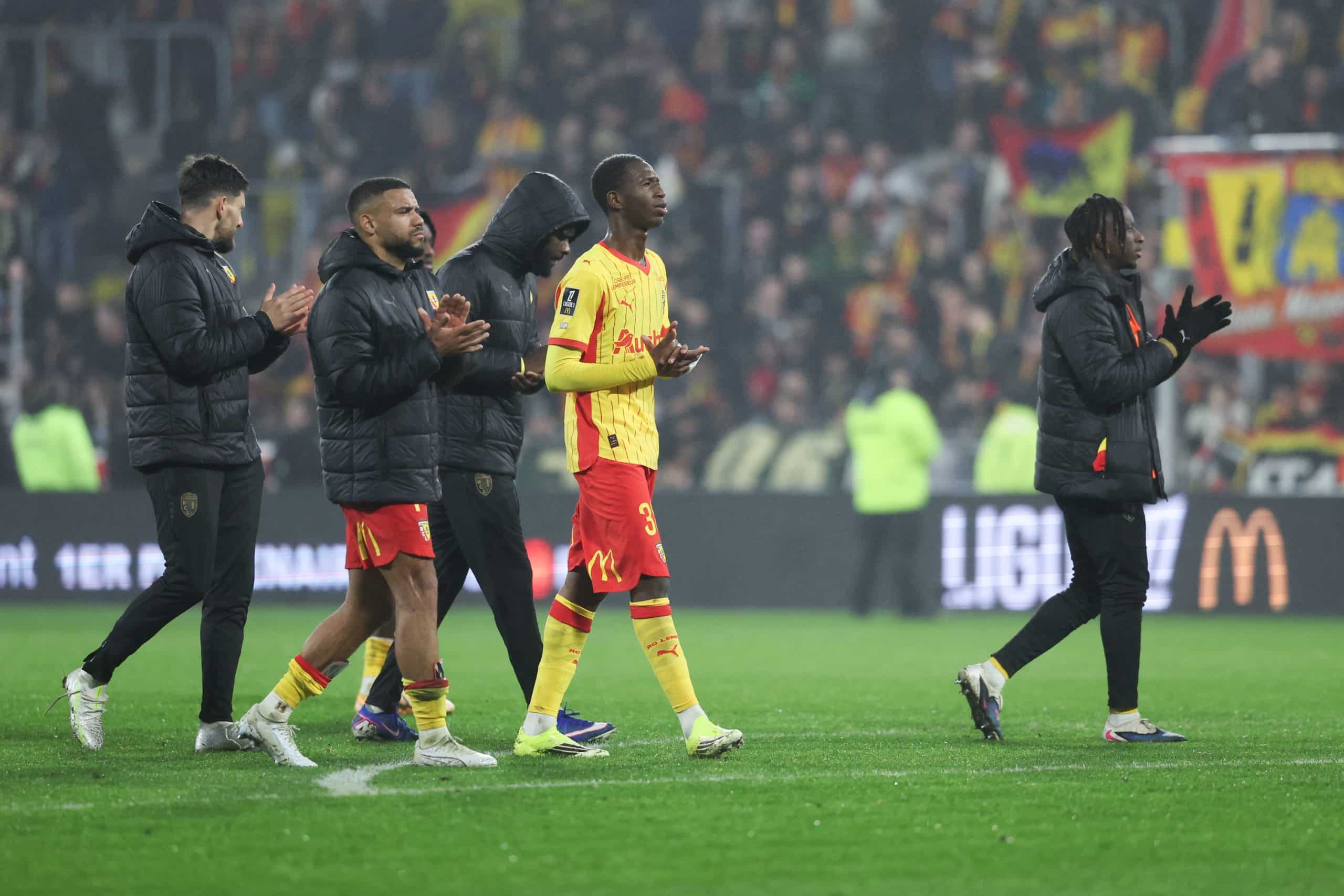 Rayan Fofana, en sang et or, au milieu de ses partenaires du RC Lens.