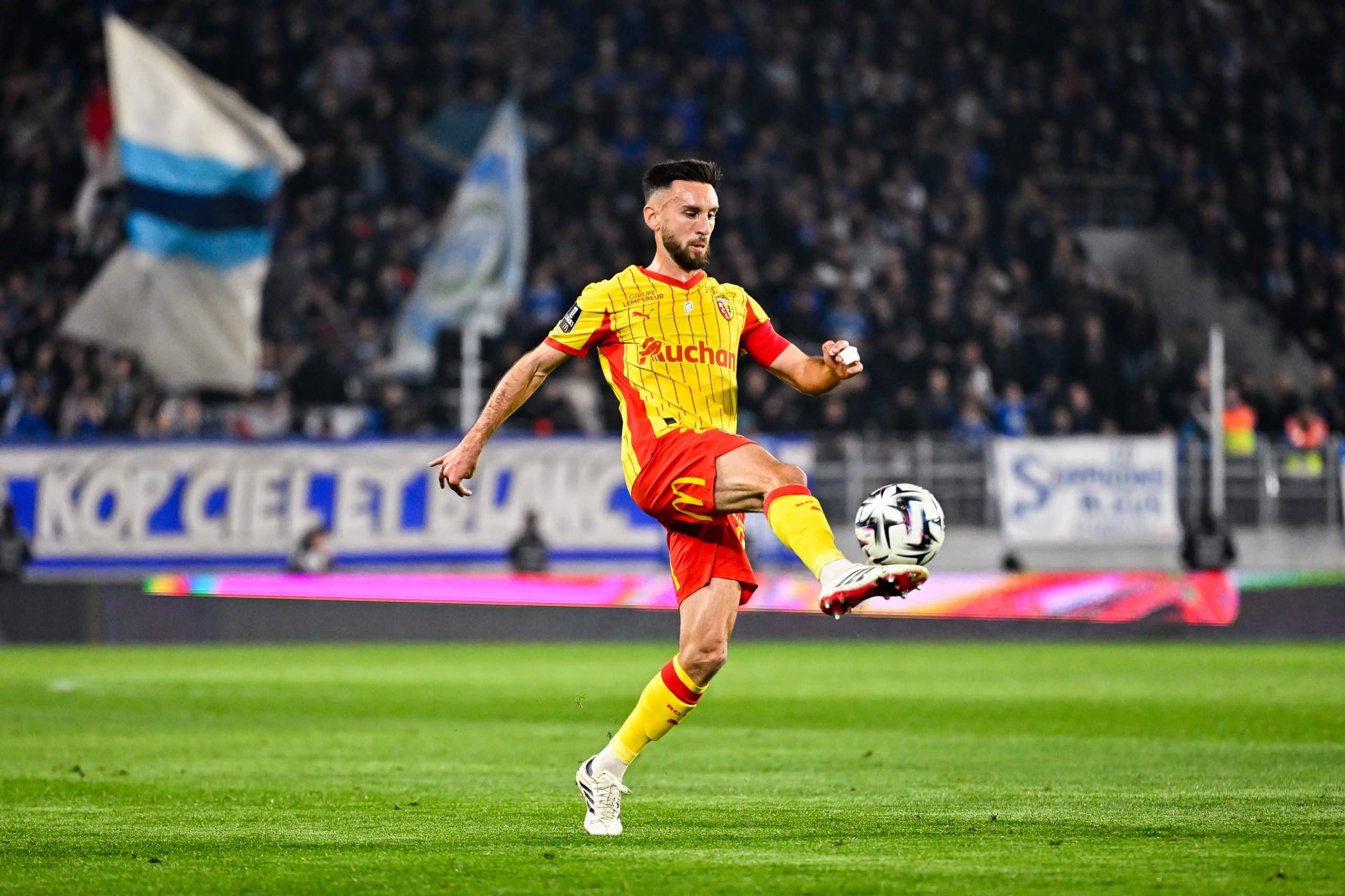 Adrien Thomasson contrôlant le ballon lors du match du RC Lens à Strasbourg.