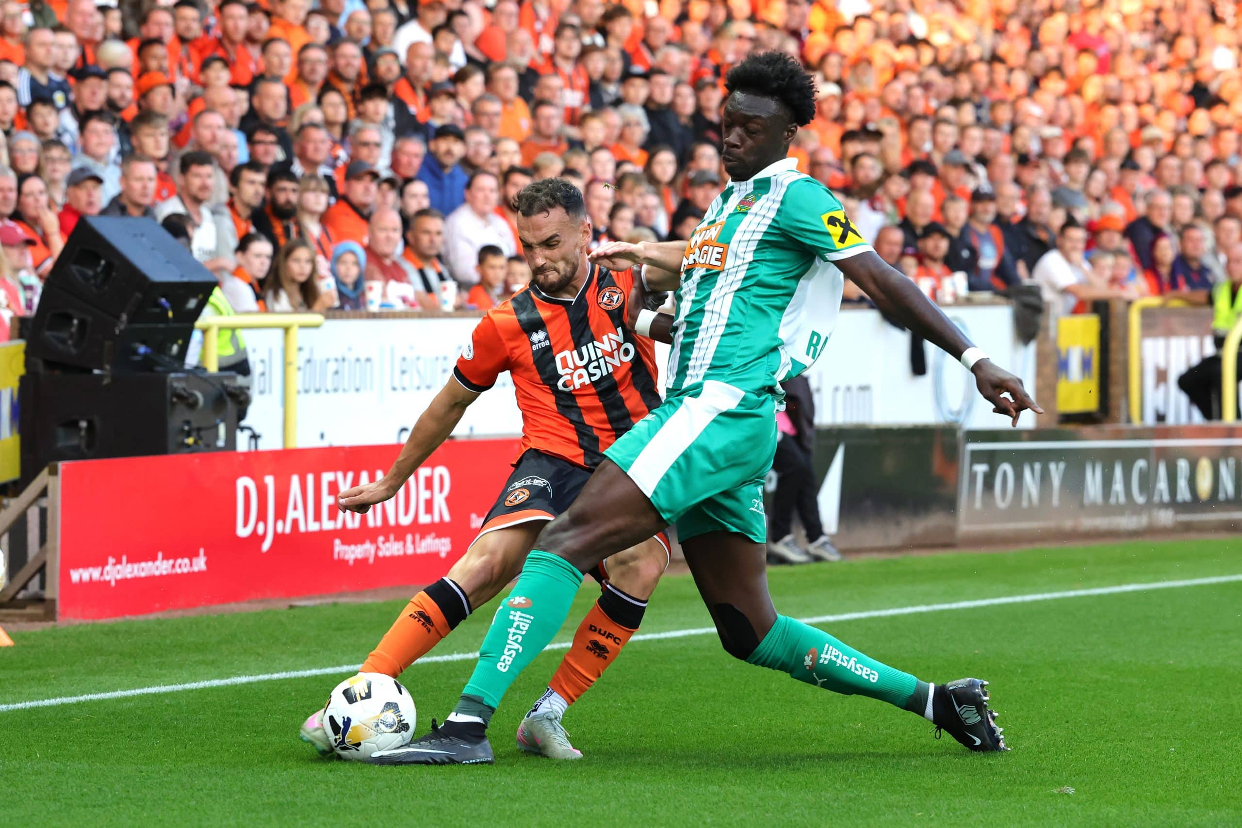 Serge-Philippe Raux-Yao contrant un adversaire lors d'un match entre le Rapid et Dundee.