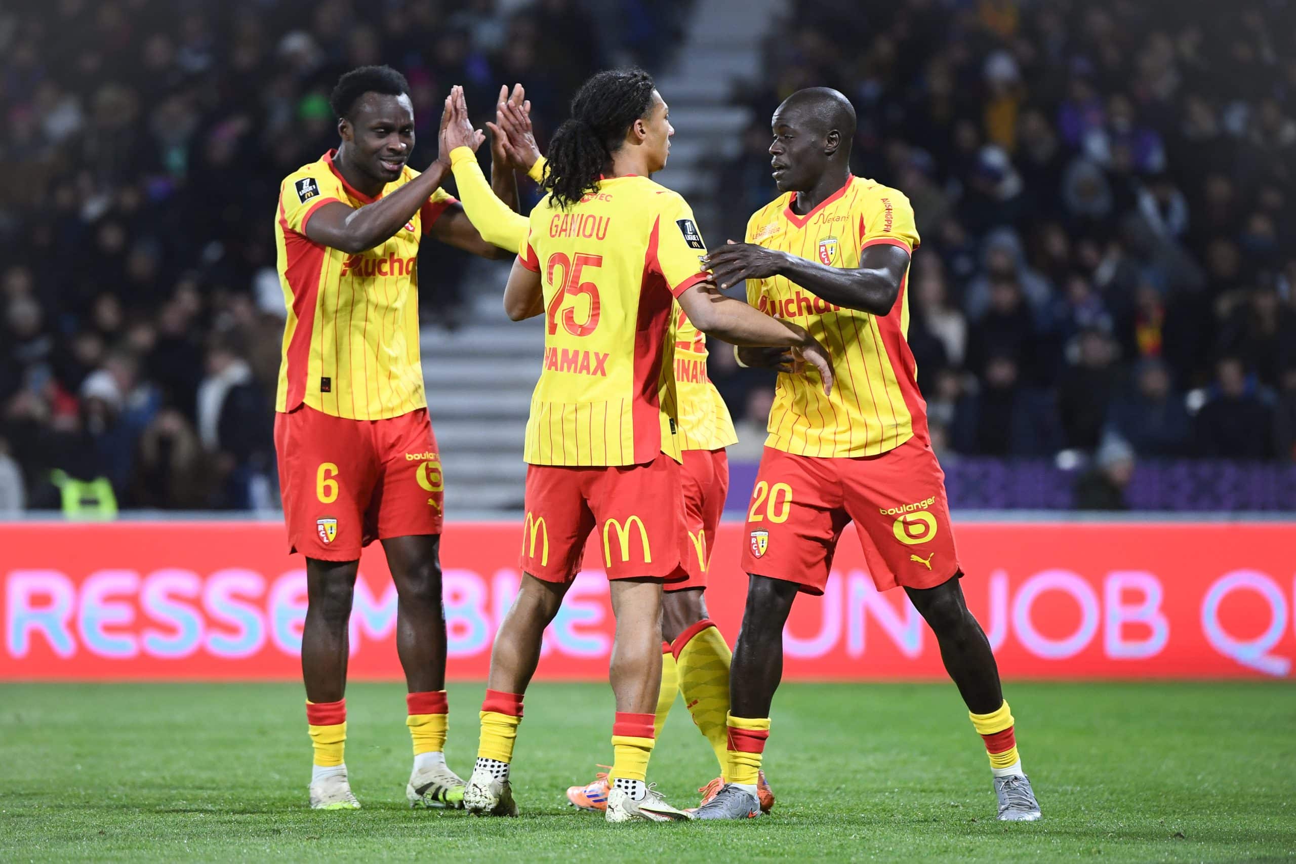 Malang Sarr célébrant avec ses coéquipiers la victoire à Toulouse.