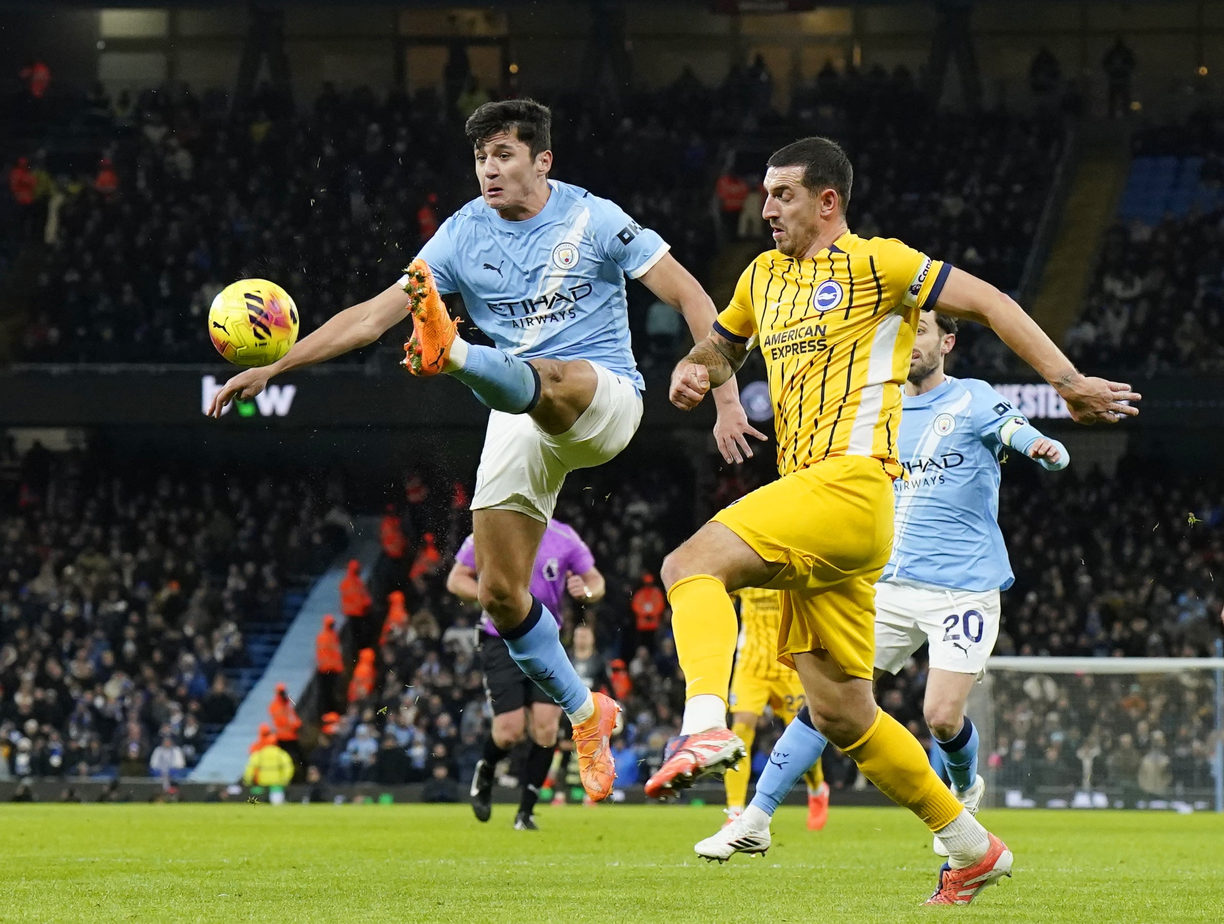 Abdukodir Khusanov contrôlant un ballon aérien lors d'un Manchester City-Brighton en Premier League.