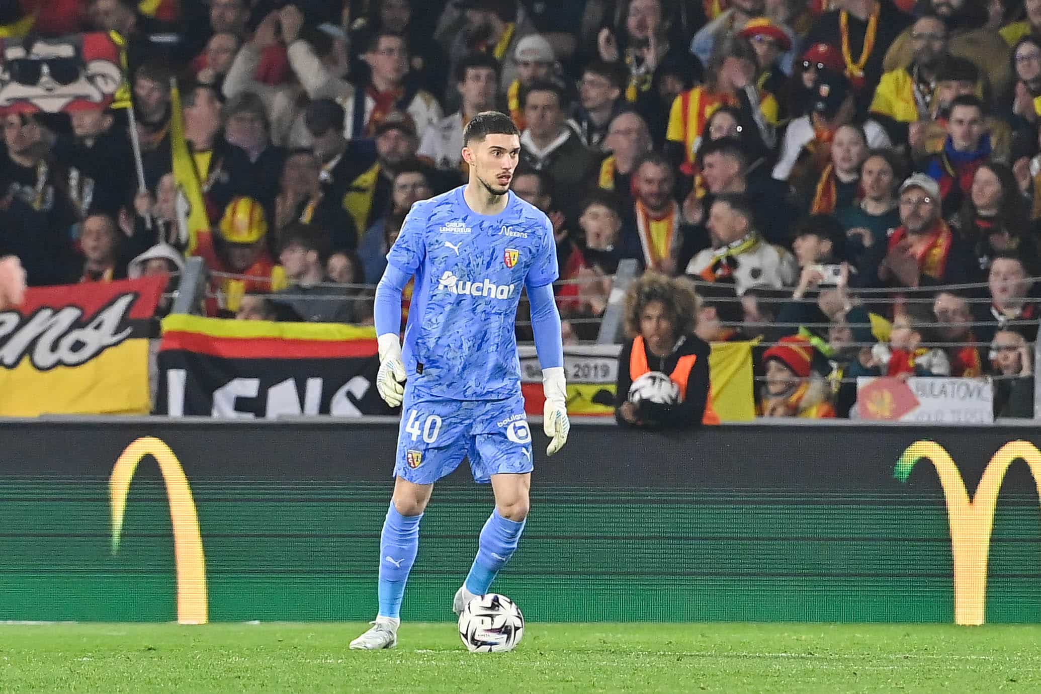 Le gardien du RC Lens, Robin Risser, lors d'un match à Bollaert.