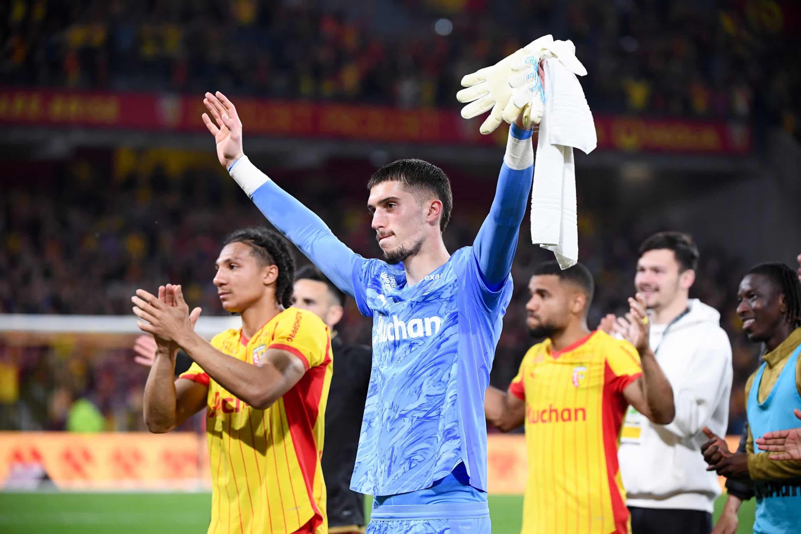 Robin Risser levant les bras après un succès du RC Lens.