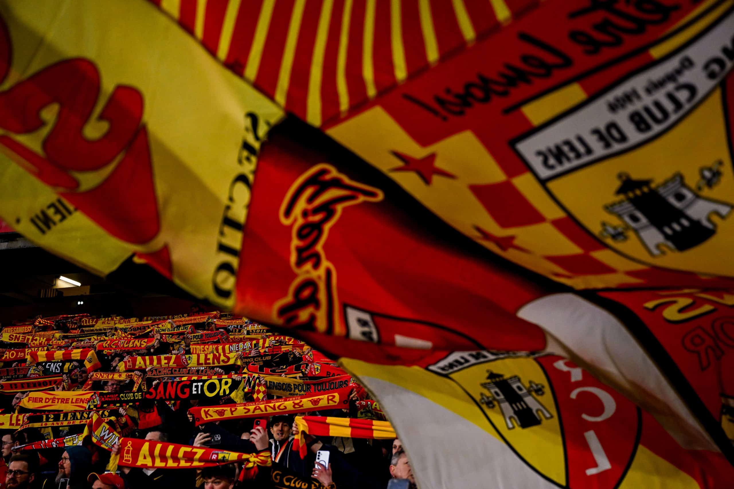 Un drapeau lensois lors d'un match à Bollaert.