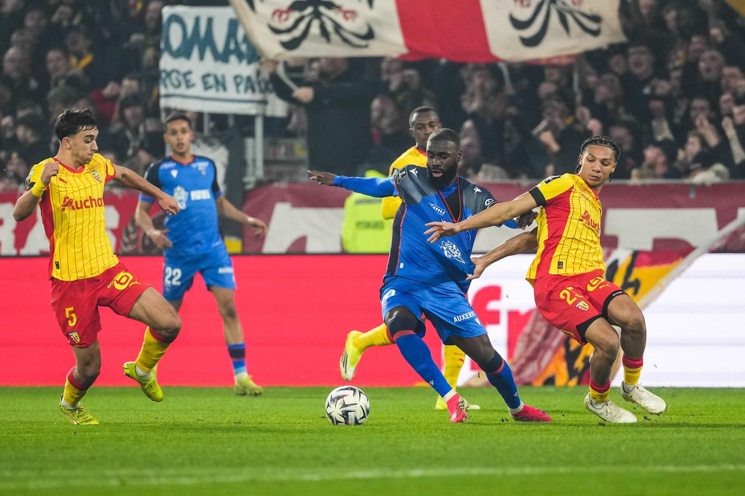 Lassine Sinayoko lors du match entre le RC Lens et Auxerre.