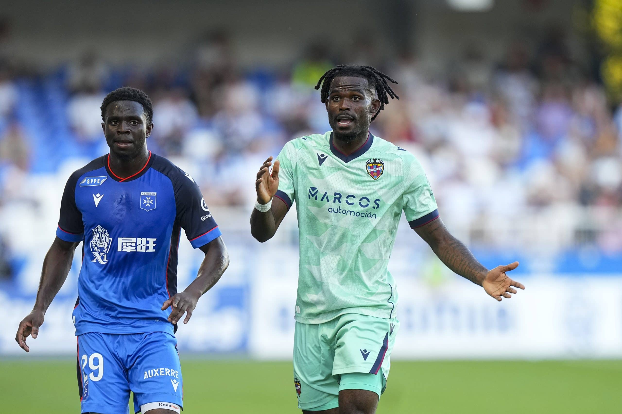 Goduine Koyalipou en action lors d'un match amical de Levante contre Auxerre.