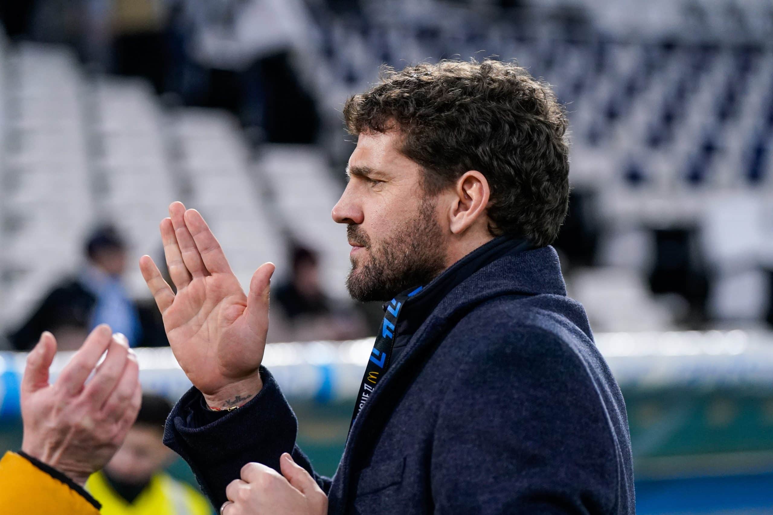 Jean-Louis Leca saluant un dirigeant avec OM-Lens.